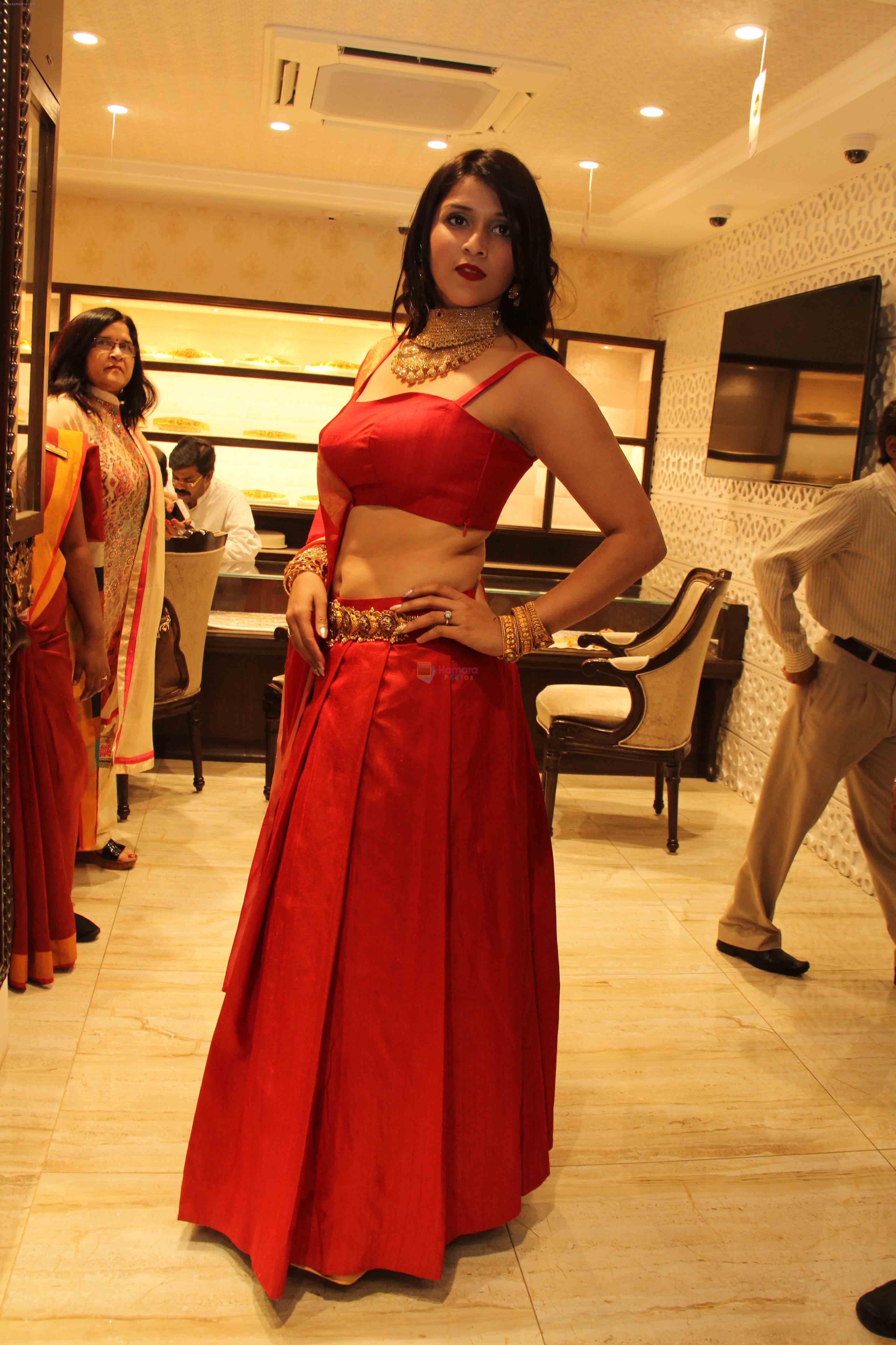 MANNARA CHOPRA IN SIZZLING RED LAUNCHES VADDANAM & UNCUT DIAMOND MELA AT MANEPALLY JEWELLERS