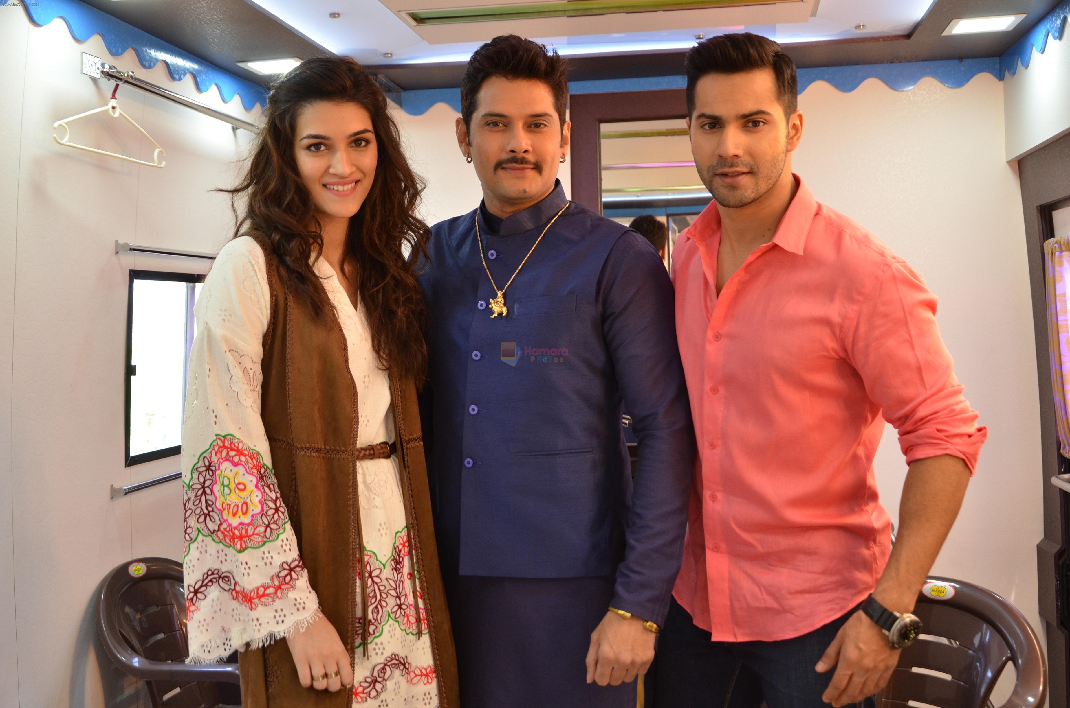 Kriti Sanon and Varun Dhawan with Amar Upadhyay on the sets of Saathiya for a Dilwale Integration