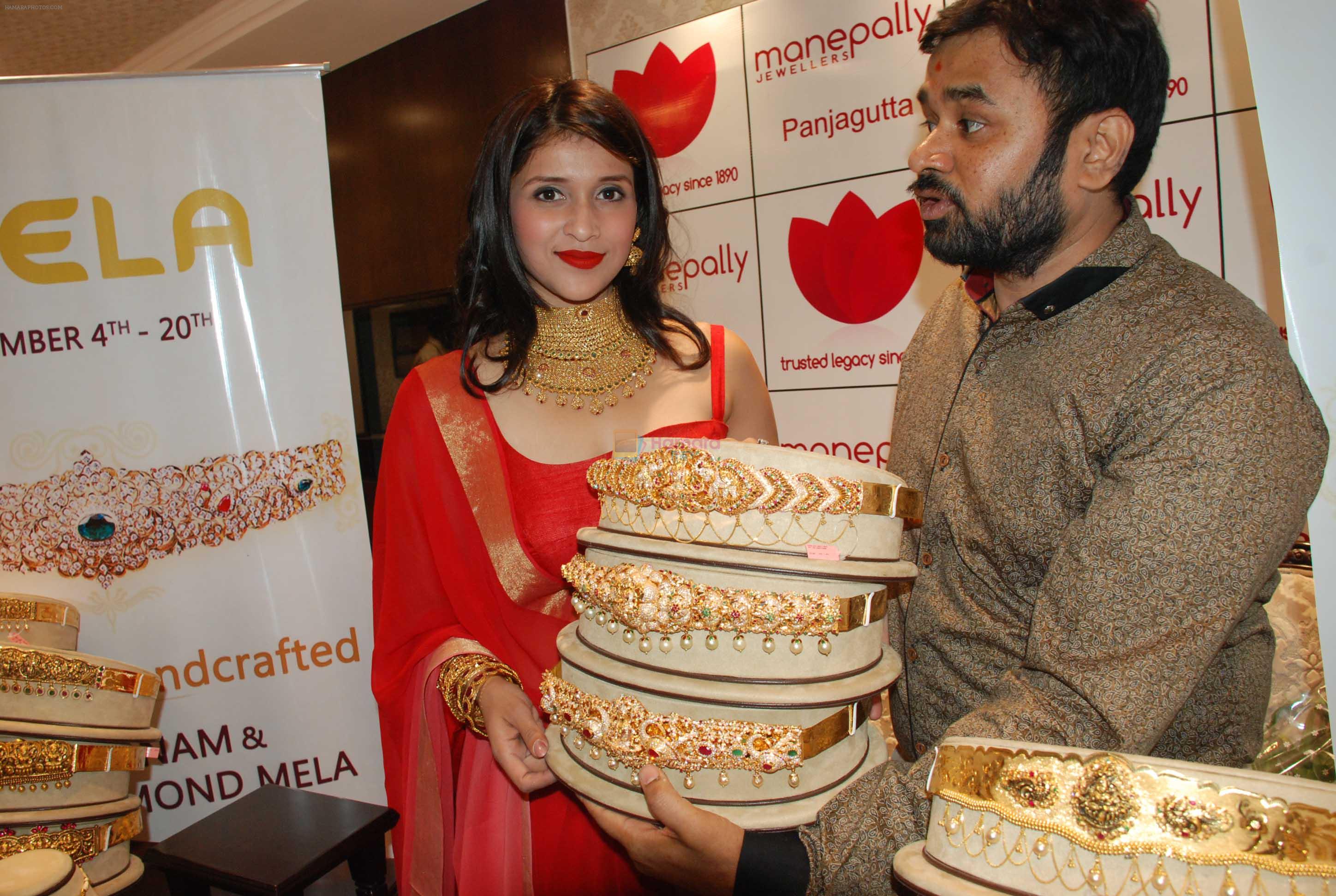 MANNARA CHOPRA IN SIZZLING RED LAUNCHES VADDANAM & UNCUT DIAMOND MELA AT MANEPALLY JEWELLERS