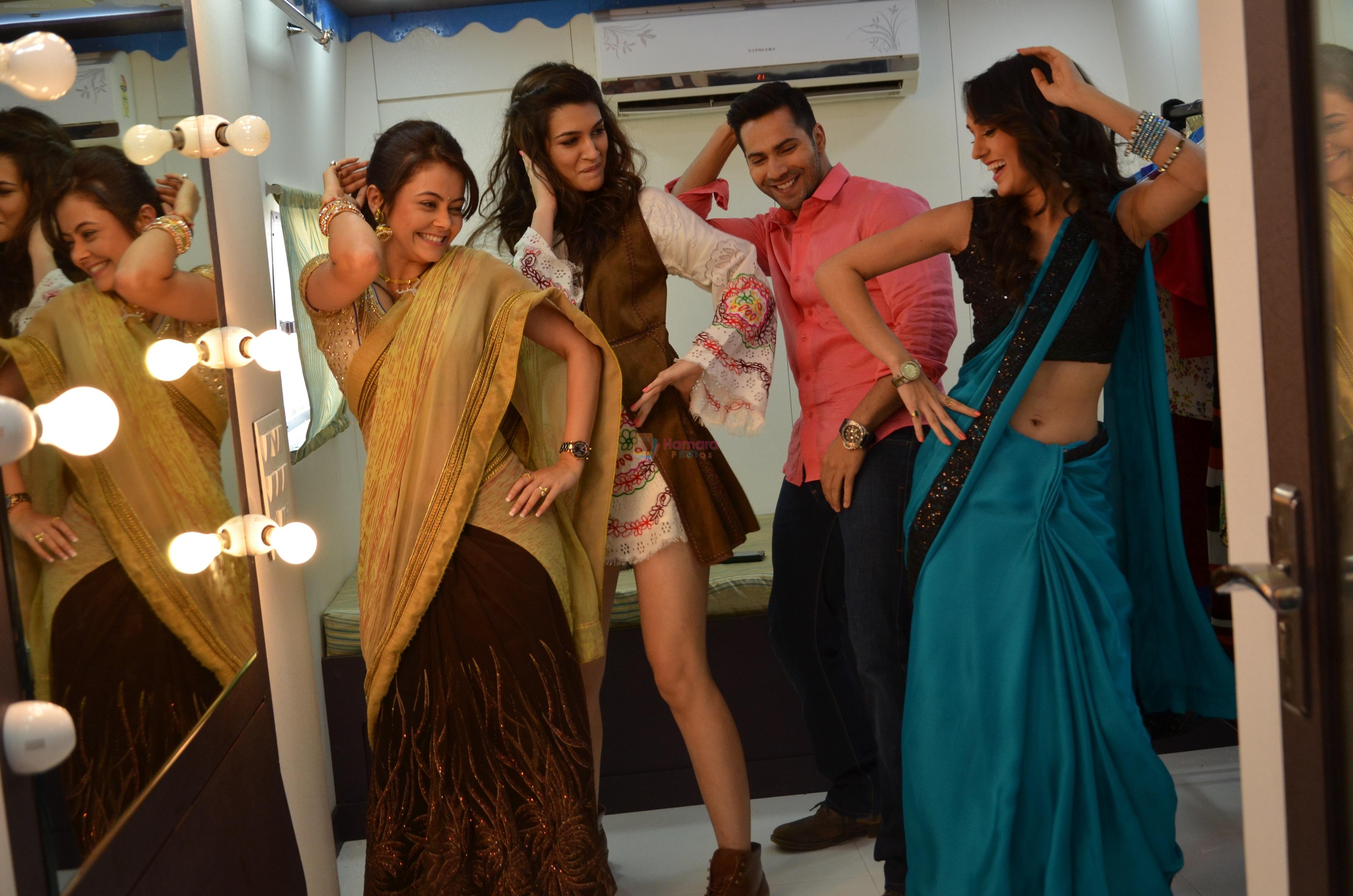 Gopi and Meera teach Kriti Sanon and Varun Dhawan dance moves on the sets of Saathiya for a Dilwale Integration