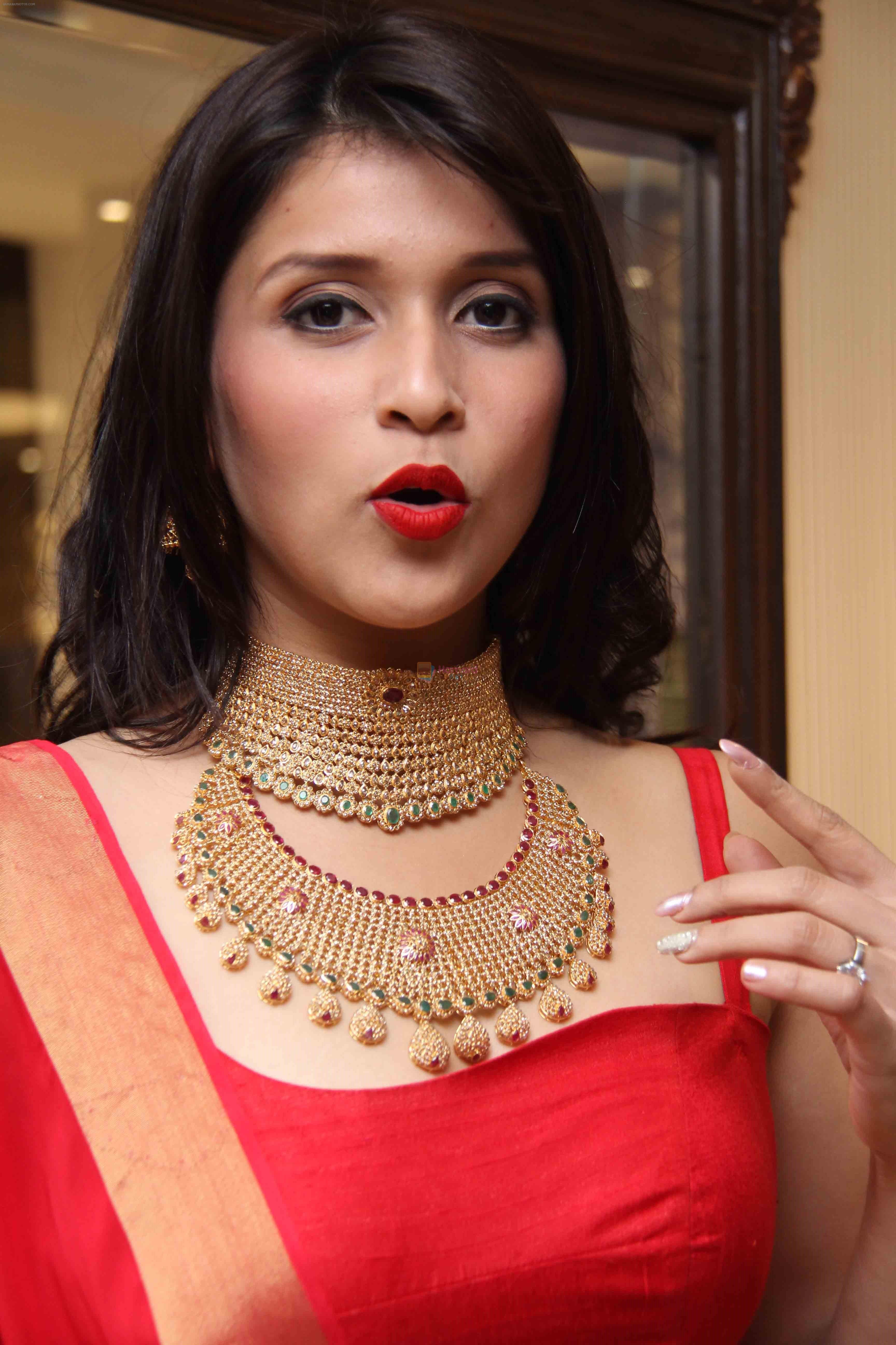 MANNARA CHOPRA IN SIZZLING RED LAUNCHES VADDANAM & UNCUT DIAMOND MELA AT MANEPALLY JEWELLERS