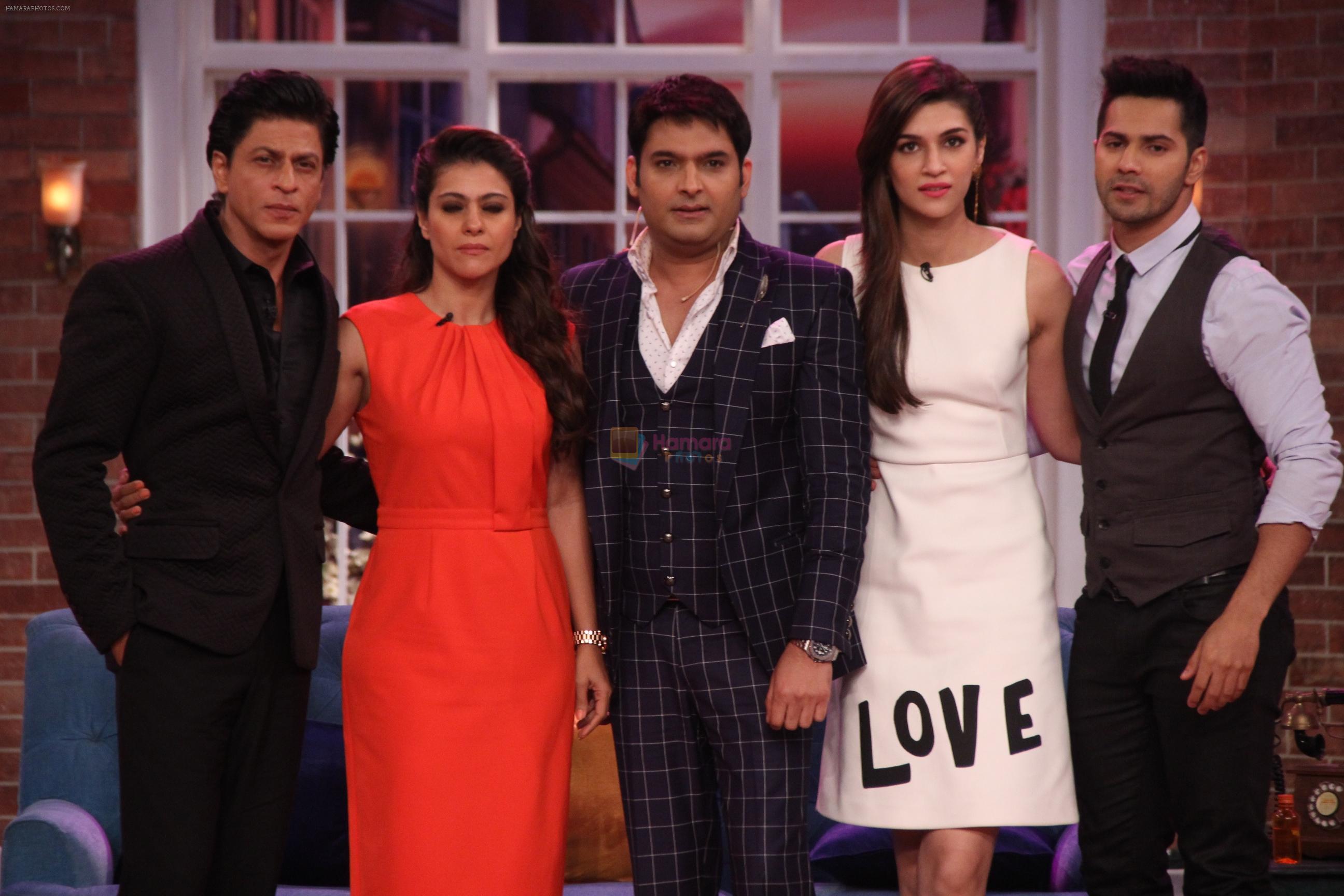 Shahrukh KHan, Kajol, Kriti Sanon, Varun Dhawan with Team Dilwale on the sets of Comedy Nights With Kapil on 10th Dec 2015