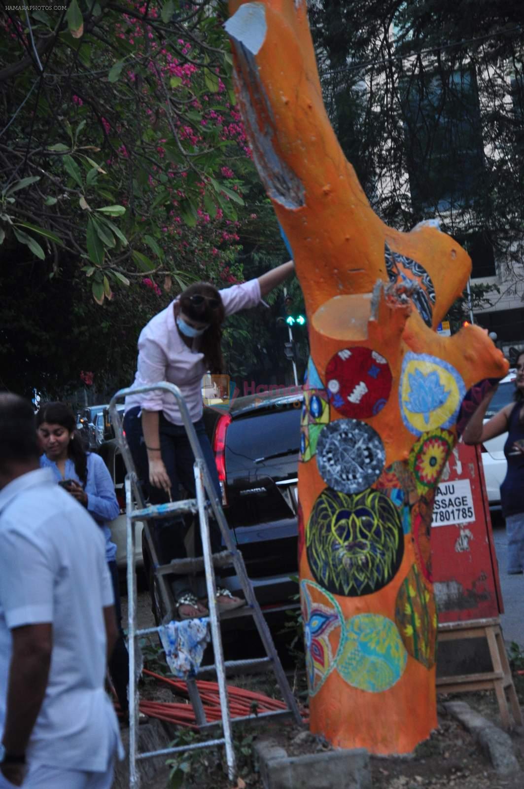 Twinkle Khanna paint trees in Juhu on 10th Dec 2015