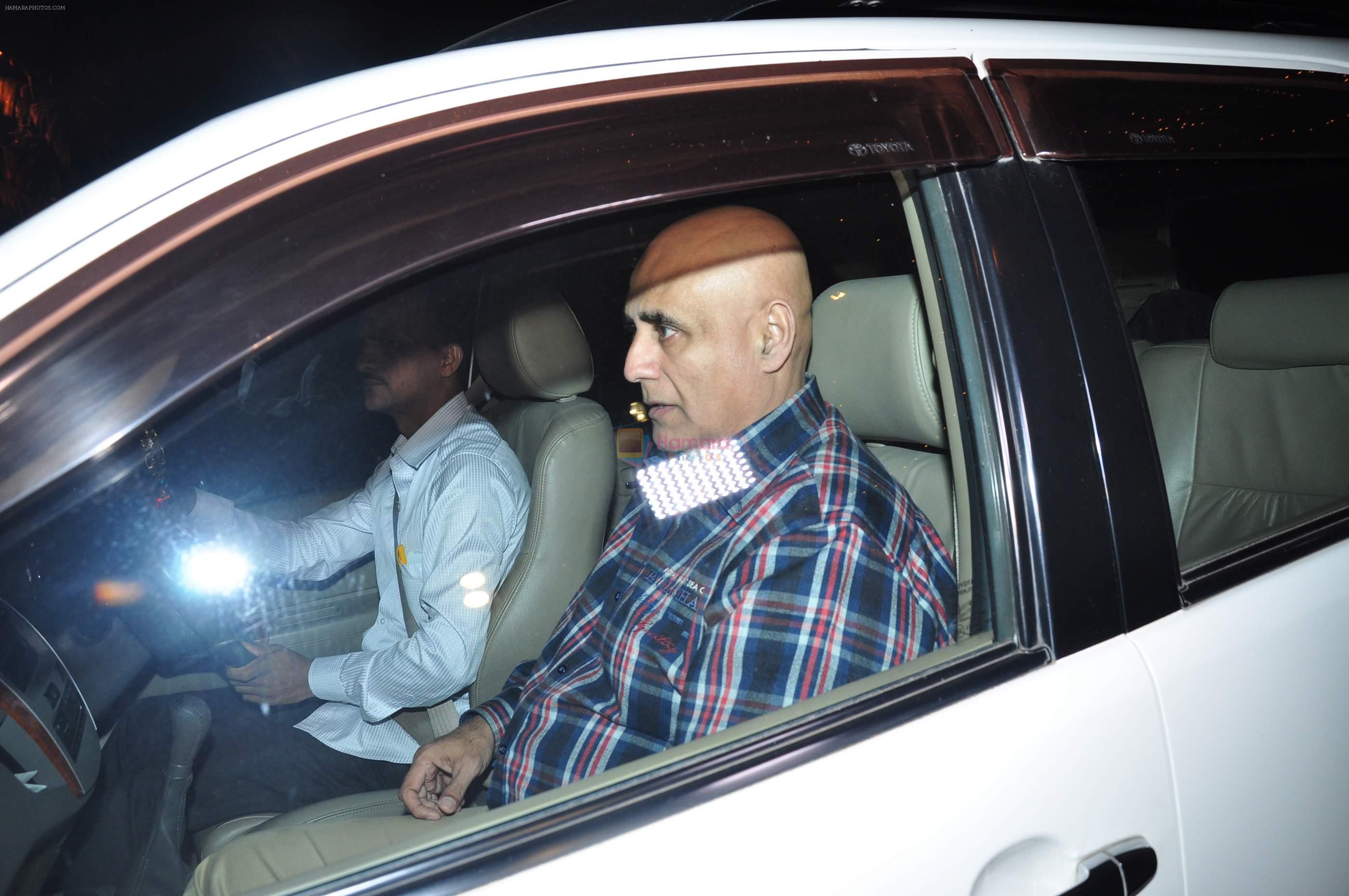 Puneet Issar snapped at Salman's Residence in galaxy on 10th Dec 2015