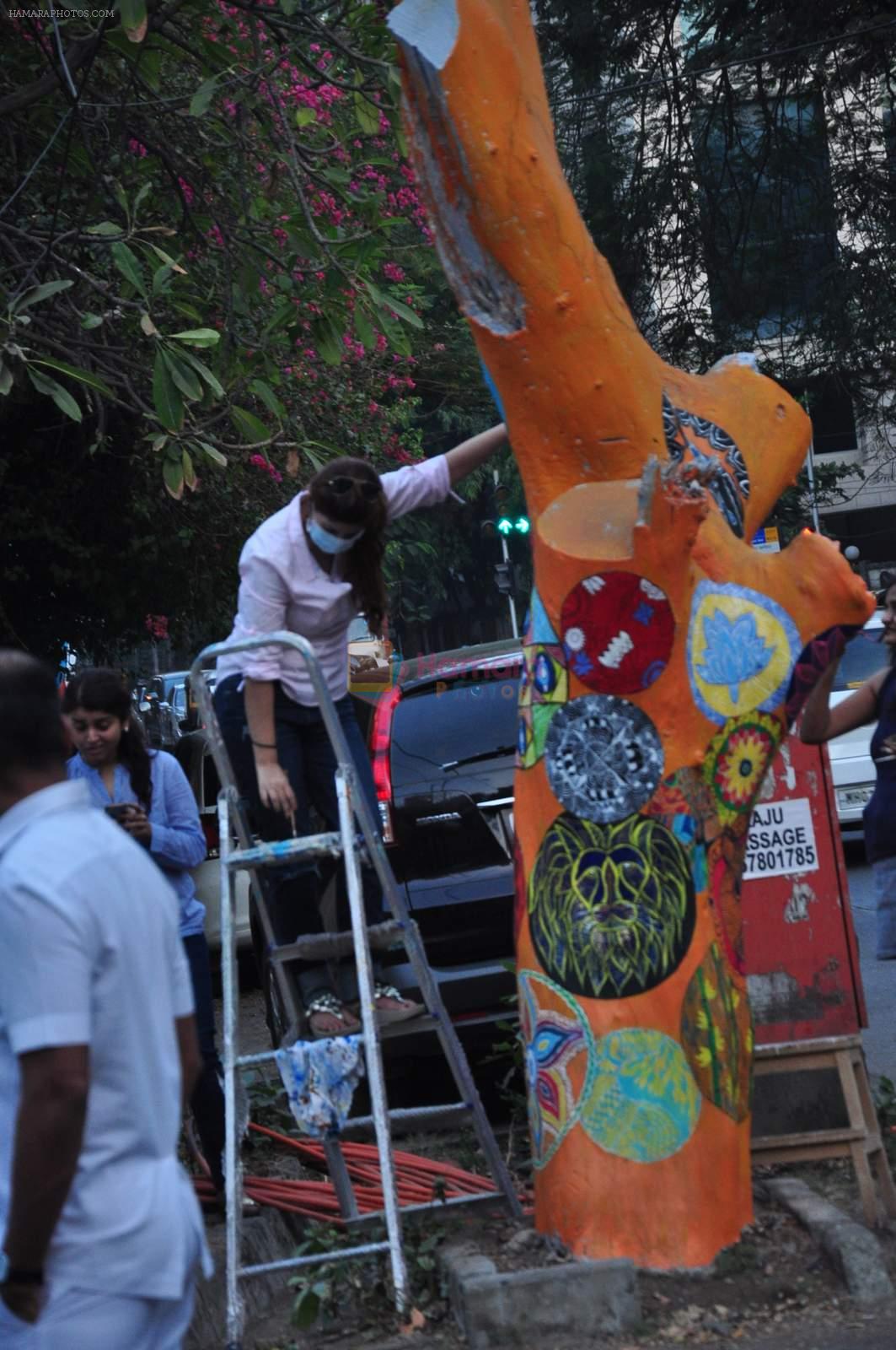 Twinkle Khanna paint trees in Juhu on 10th Dec 2015
