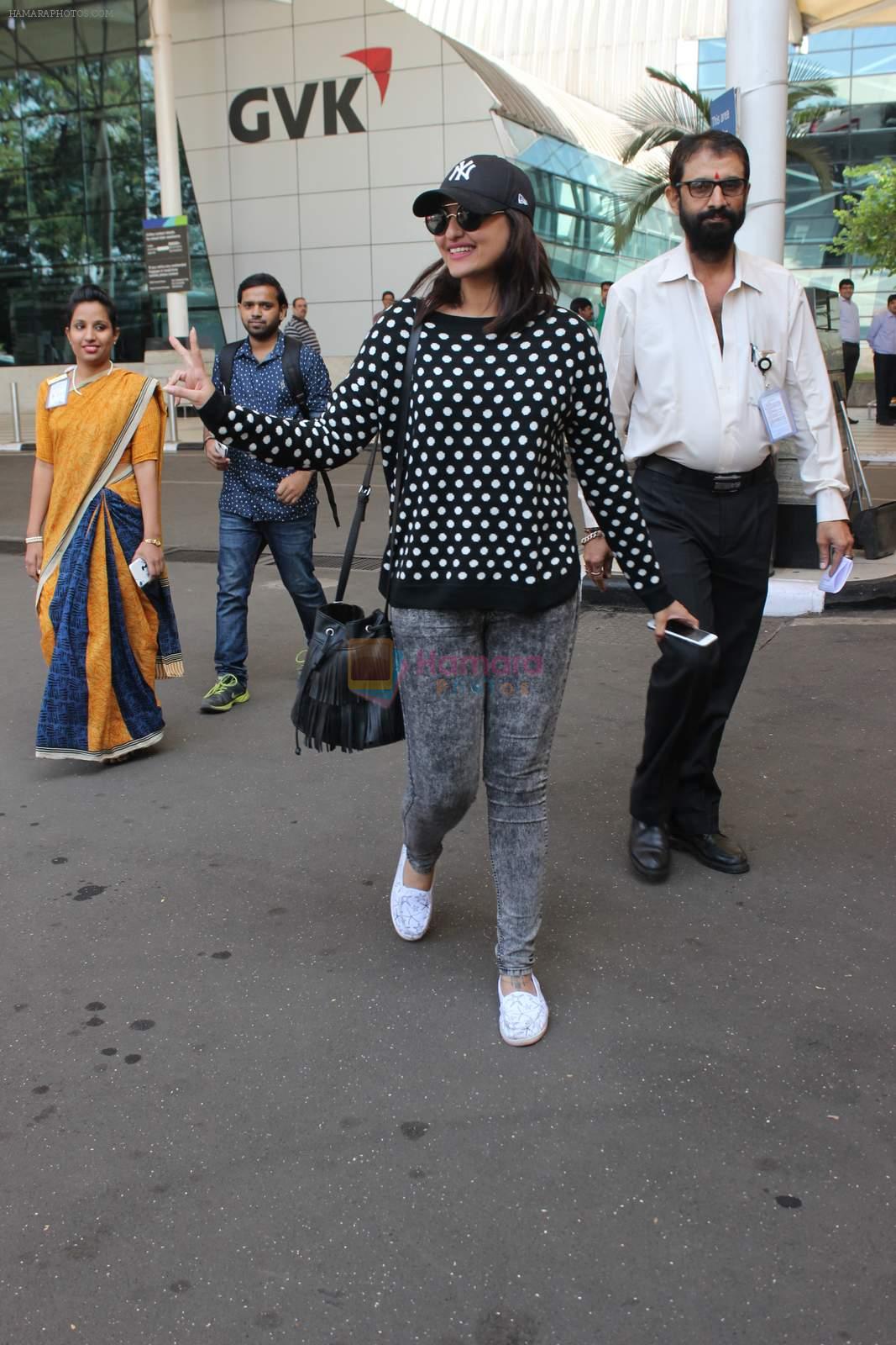 Sonakshi Sinha snapped at Airport on 10th Dec 2015
