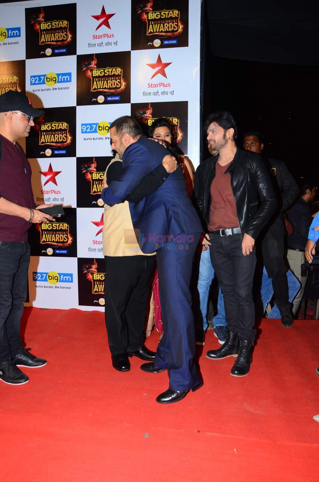 Salman Khan, Himesh Reshammiya at Big Star Awards in Mumbai on 13th Dec 2015