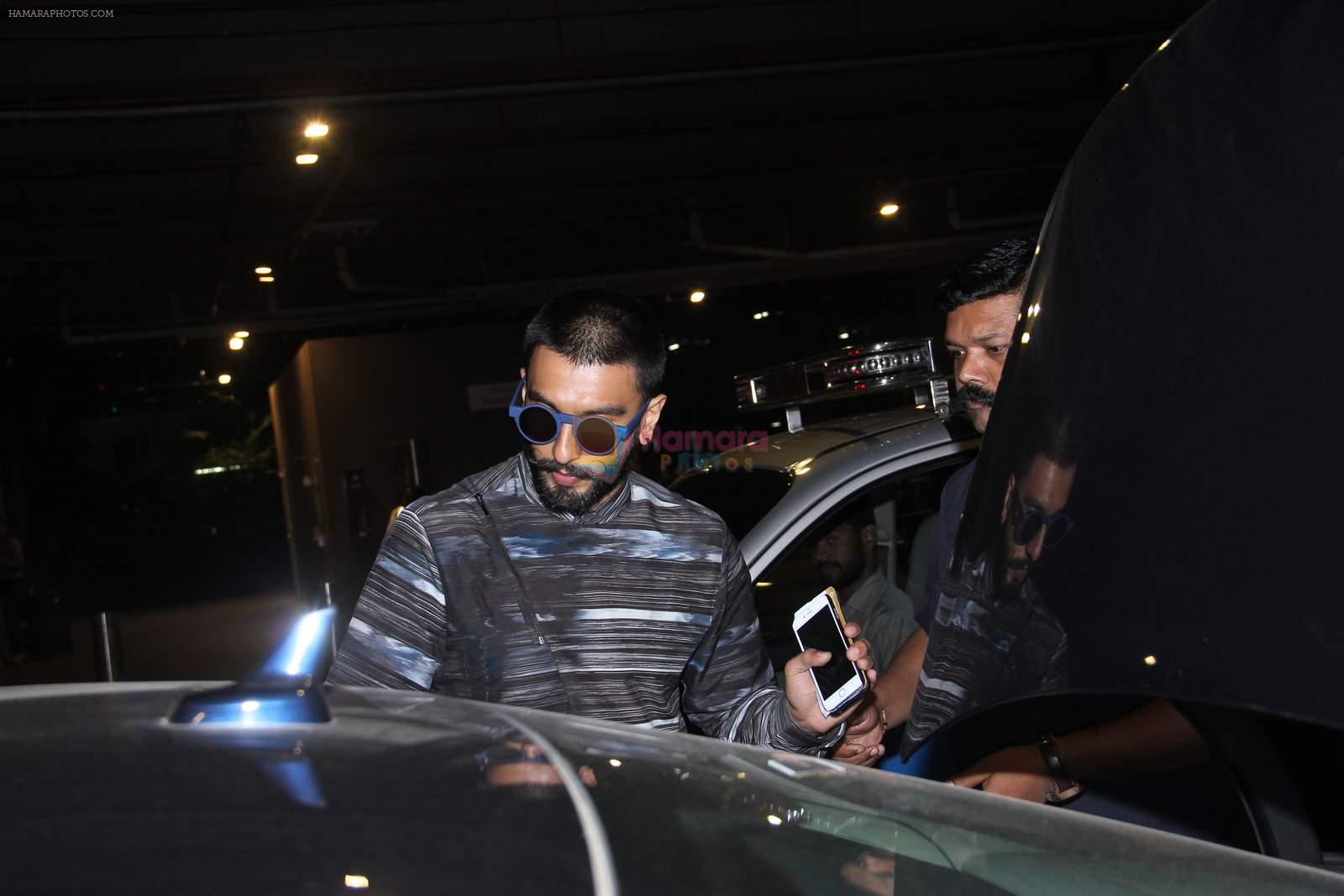 Ranveer Singh snapped at Airport on 13th Dec 2015