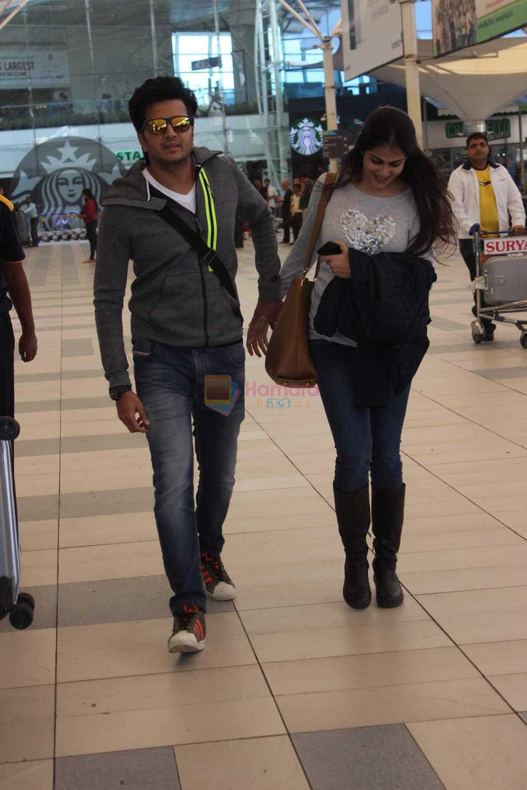 Genelia D Souza, Riteish Deshmukh snapped at airport in Mumbai on 13th Dec 2015