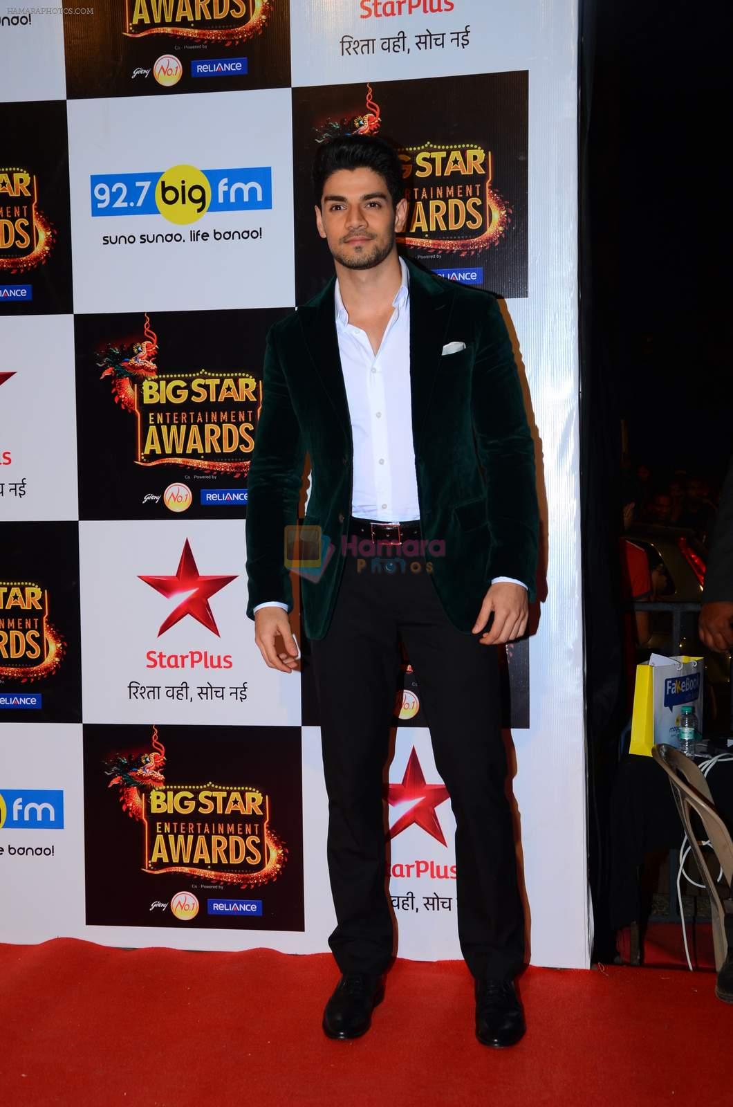 Sooraj Pancholi at Big Star Awards in Mumbai on 13th Dec 2015
