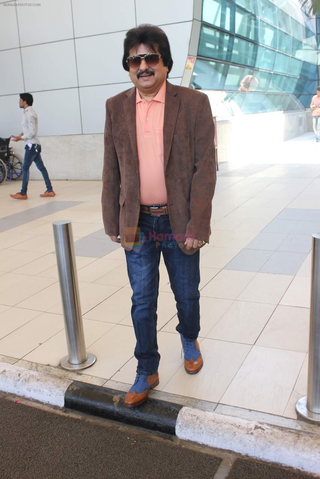 Pankaj Udhas snapped at airport in Mumbai on 13th Dec 2015