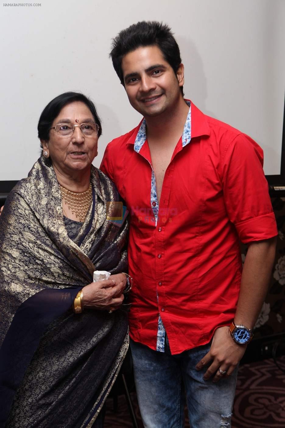 Usha Kanwarpal with Karan Mehra at Bikramjeet's bday bash for mom on 14th Dec 2015