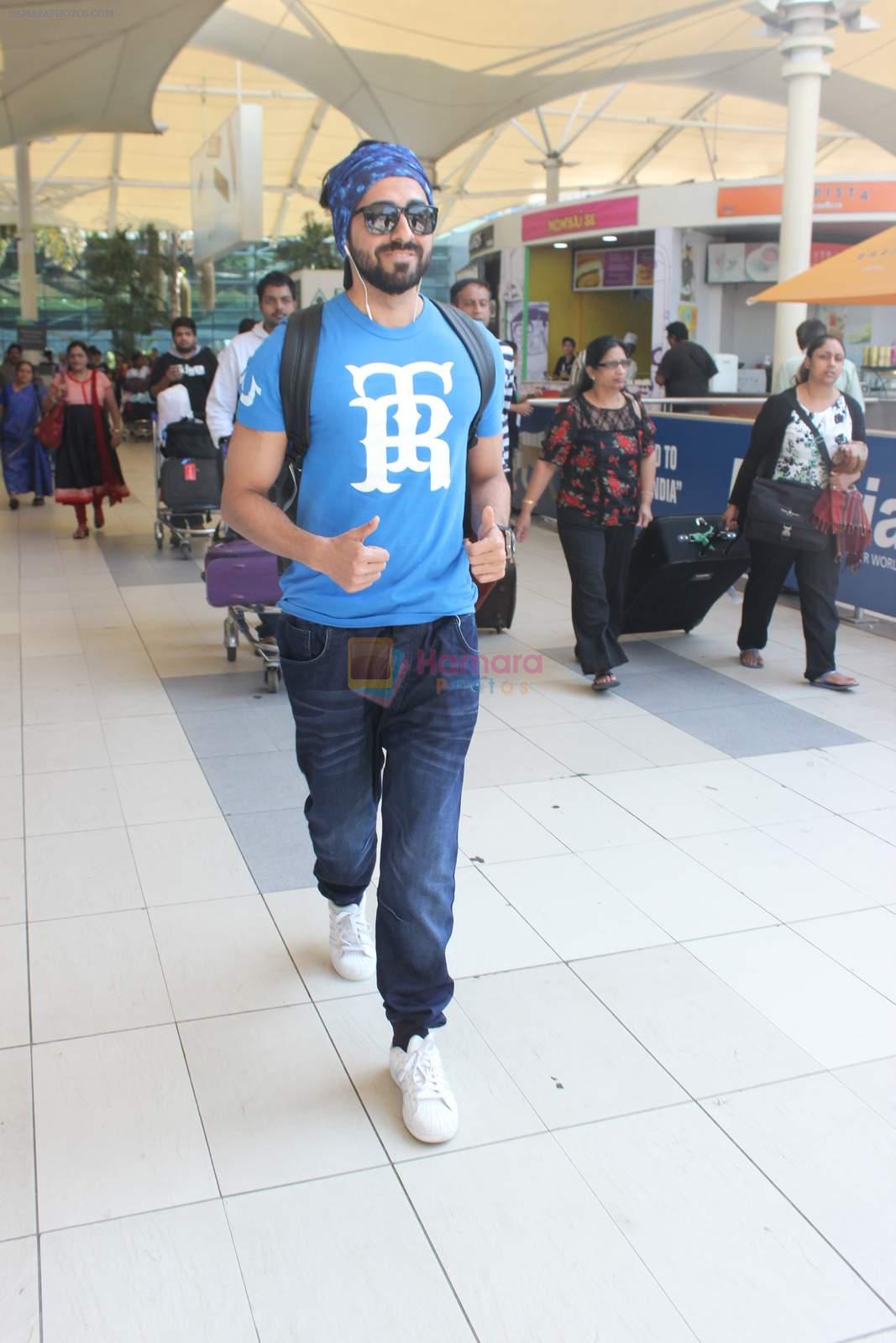 Ayushman Khurana snapped at airport on 14th Dec 2015