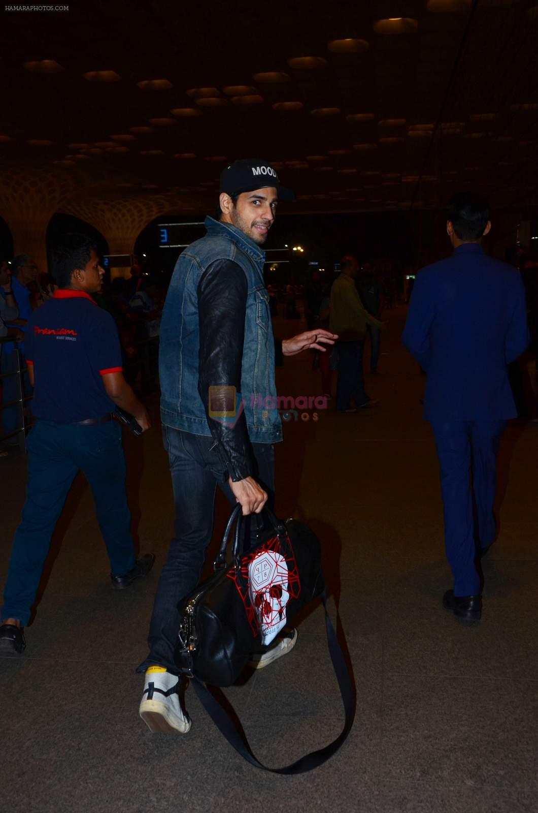 Sidharth Malhotra snapped at Airport on 15th Dec 2015