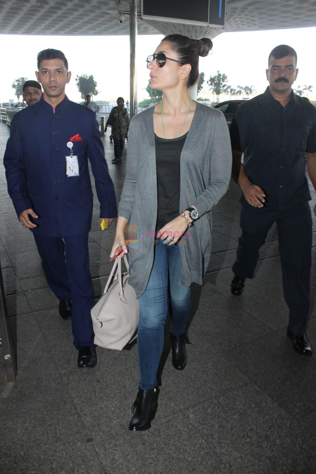 Kareena Kapoor snapped at Airport on 15th Dec 2015