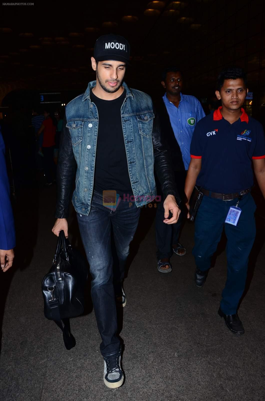 Sidharth Malhotra snapped at Airport on 15th Dec 2015