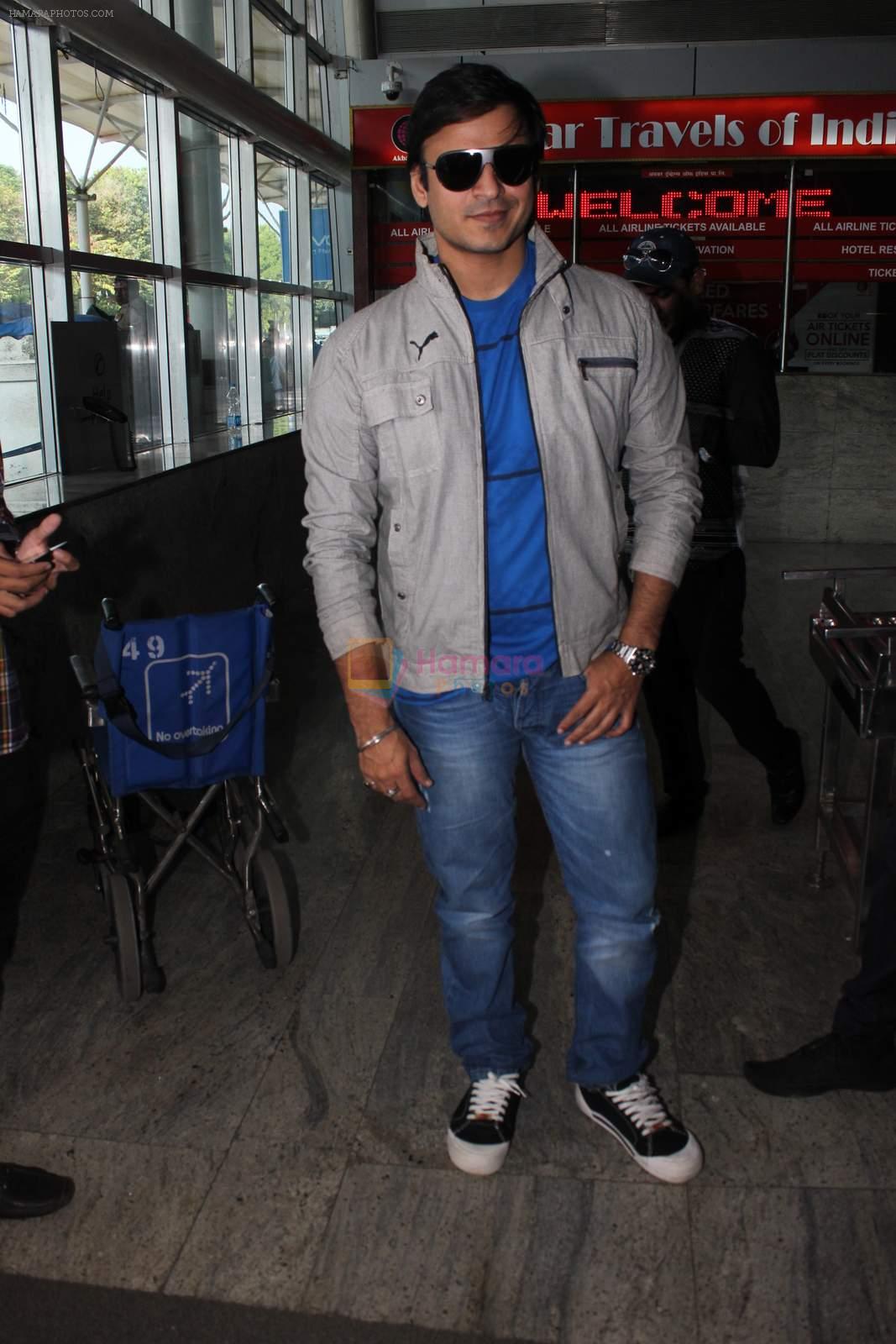 Vivek Oberoi snapped at airport on 16th Dec 2015