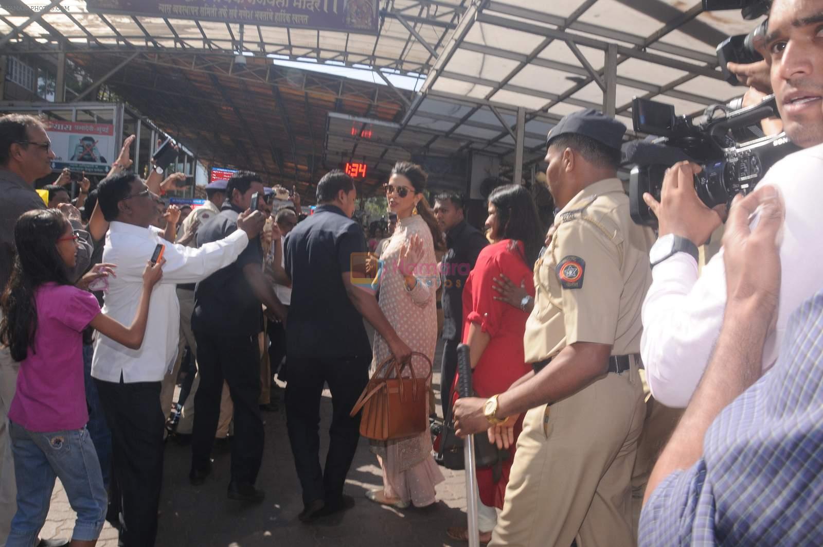 Deepika Padukone visit Siddhivinayak temple on 17th Dec 2015