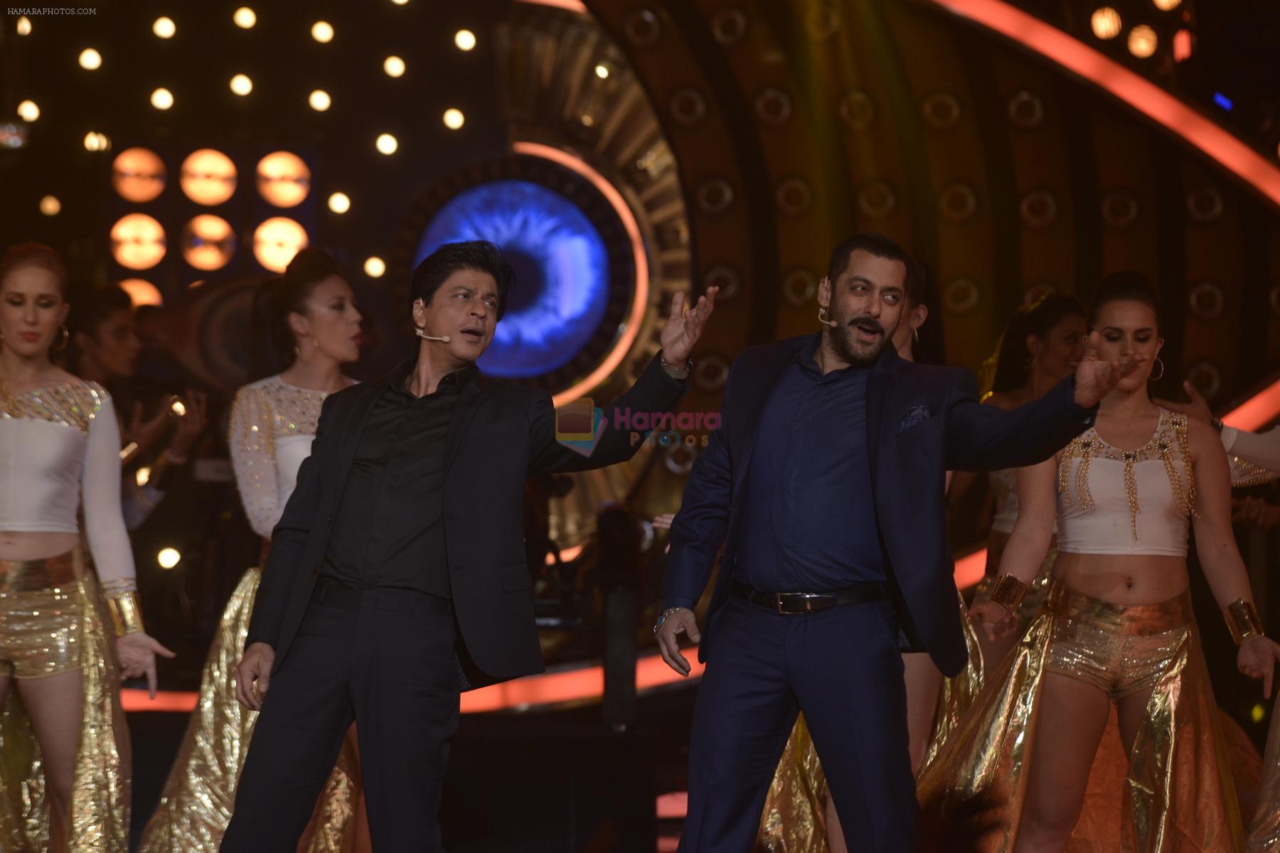 salman Khan and Shahrukh Khan on the sets of big boss on 19th Dec 2015