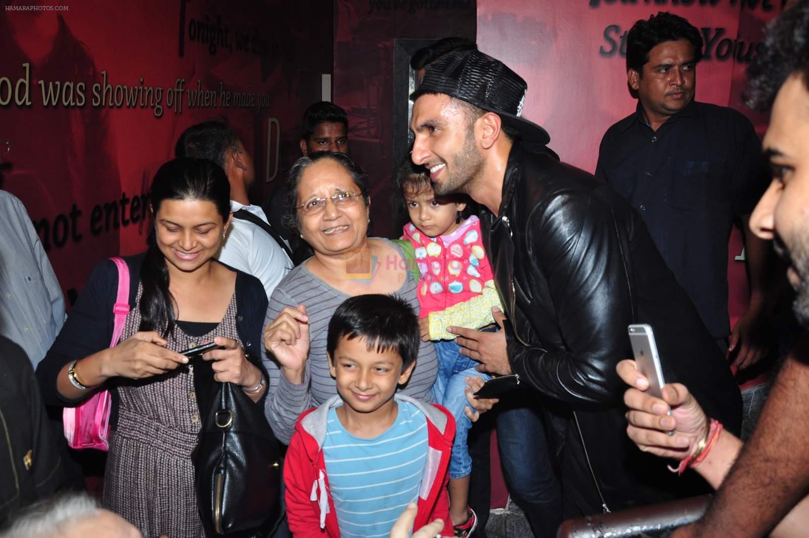 Ranveer Singh visits cinema halls on 20th Dec 2015