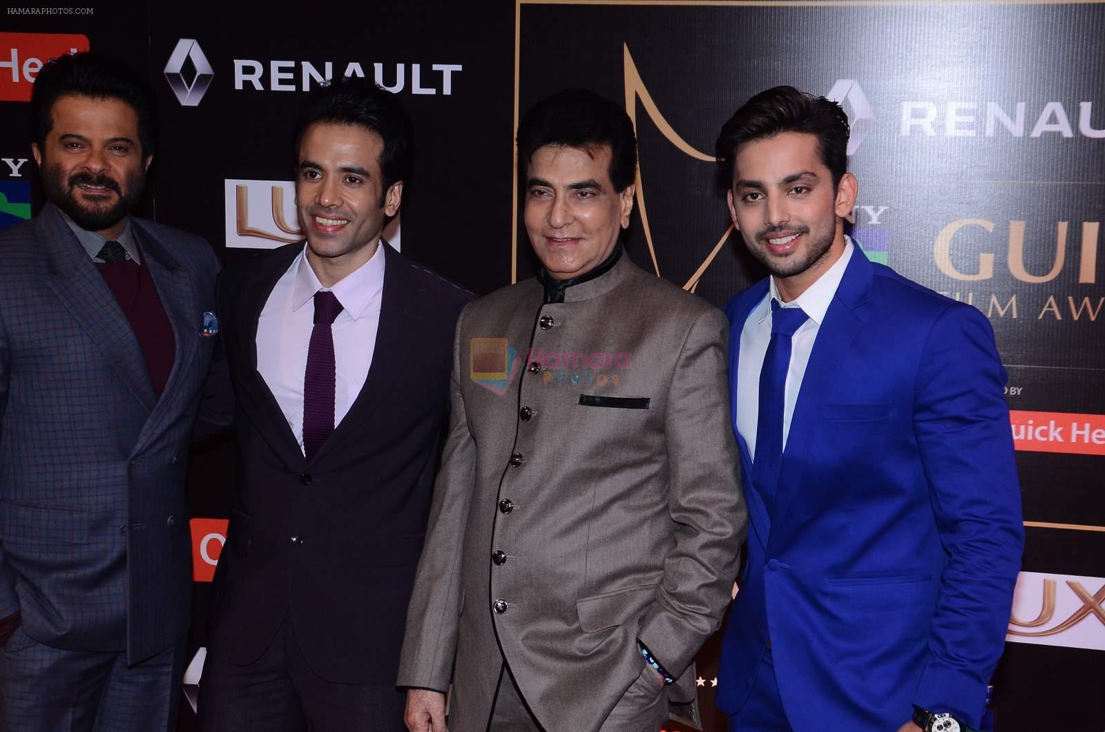 Anil Kapoor, Tusshar Kapoor, Jeetendra, Himansh Kohli at Producer's Guild Awards on 22nd Dec 2015
