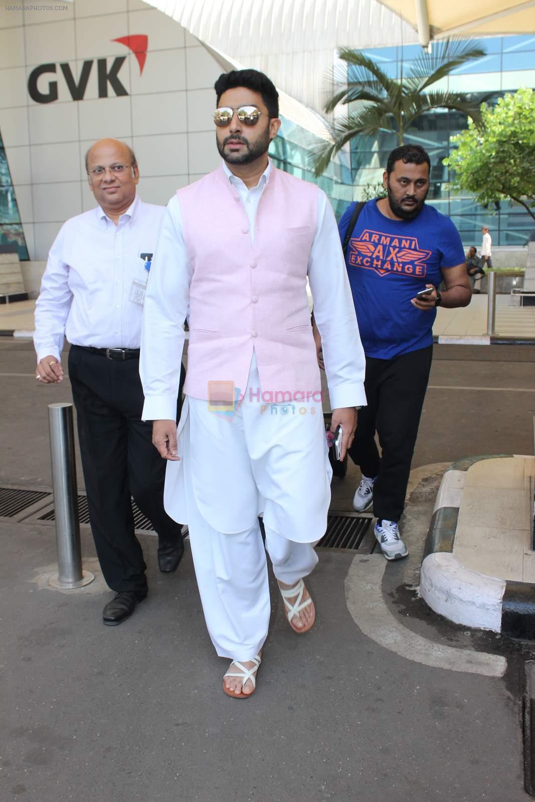 Abhishek Bachchan snapped at airport on 22nd Dec 2015