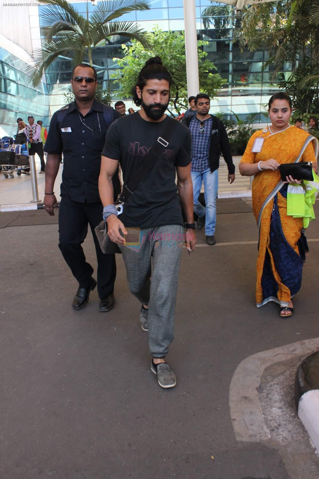 Farhan Akhtar snapped at Airport on 27th Dec 2015