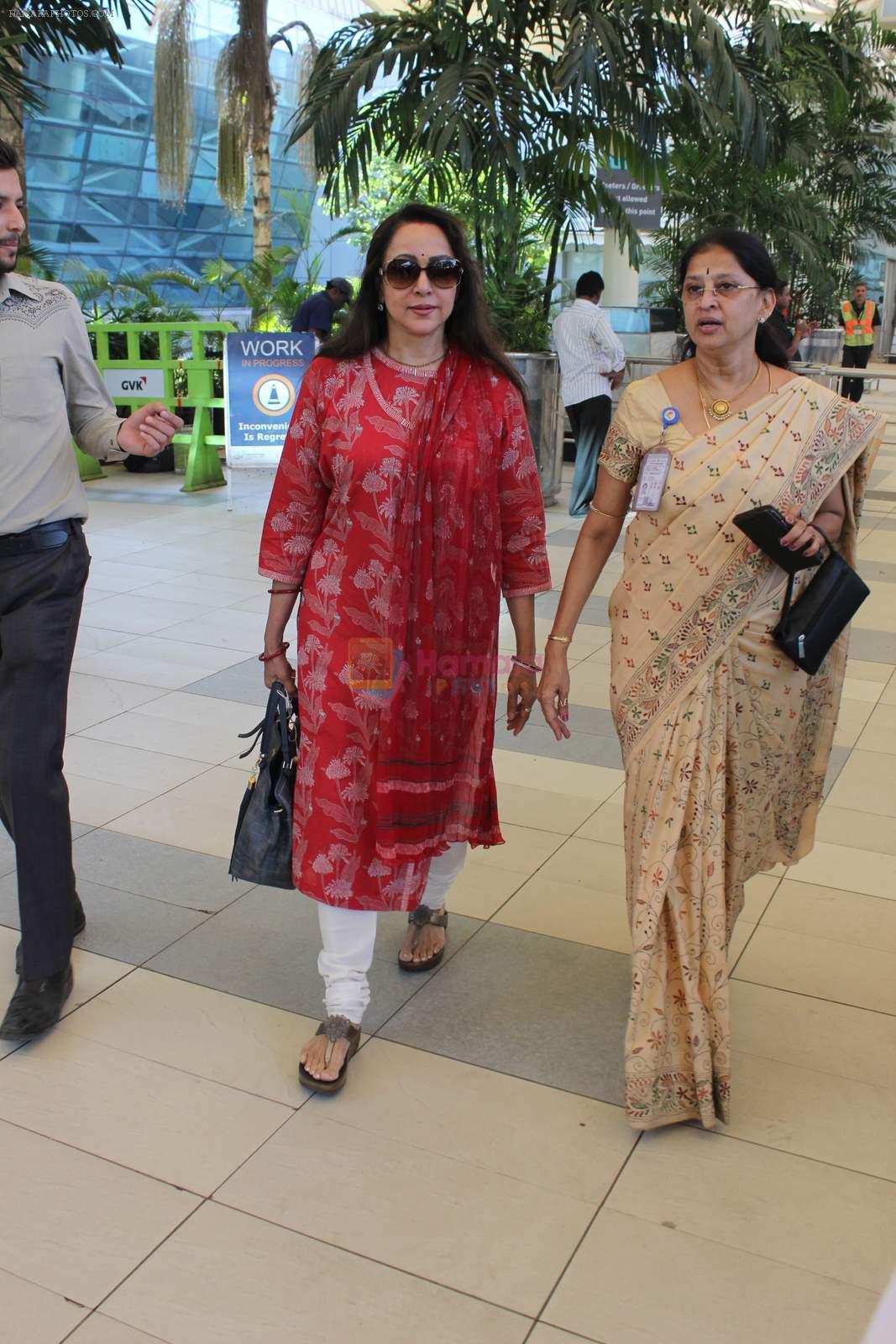 Hema Malini snapped at Airport on 28th Dec 2015