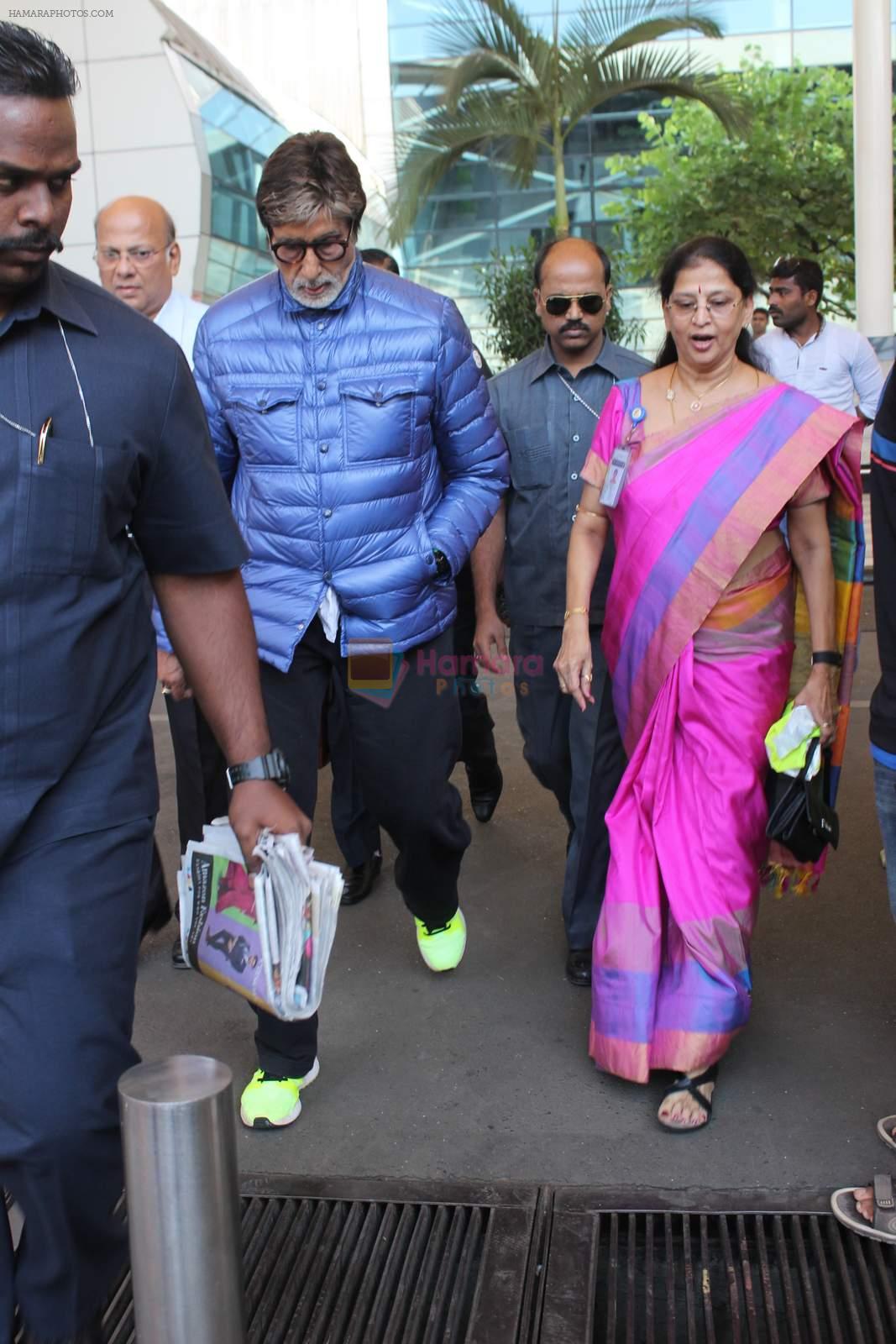 Amitabh Bachchan at domestic ariport on 29th Dec 2015