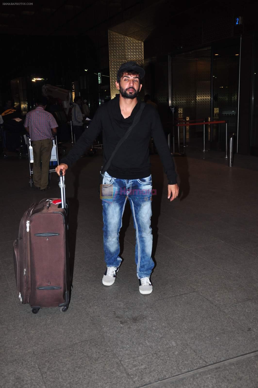 Jay Bhanushali at international airport on 29th Dec 2015