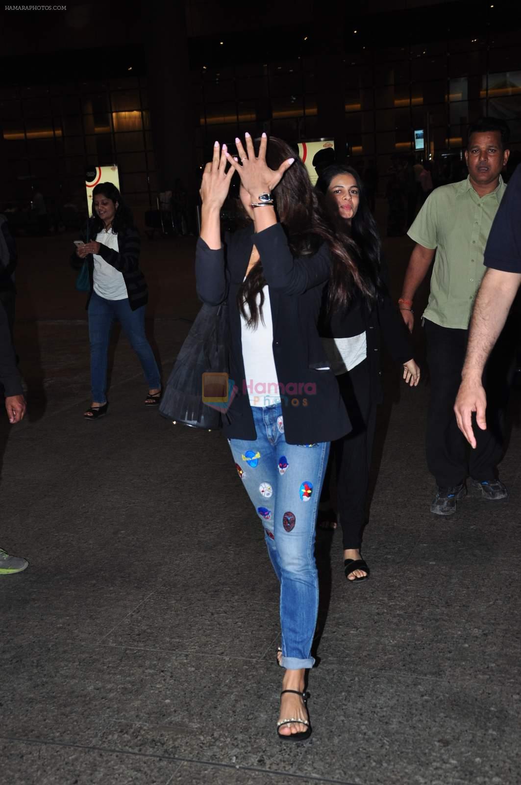 Jacqueline Fernandez snapped at airport on 1st Jan 2016