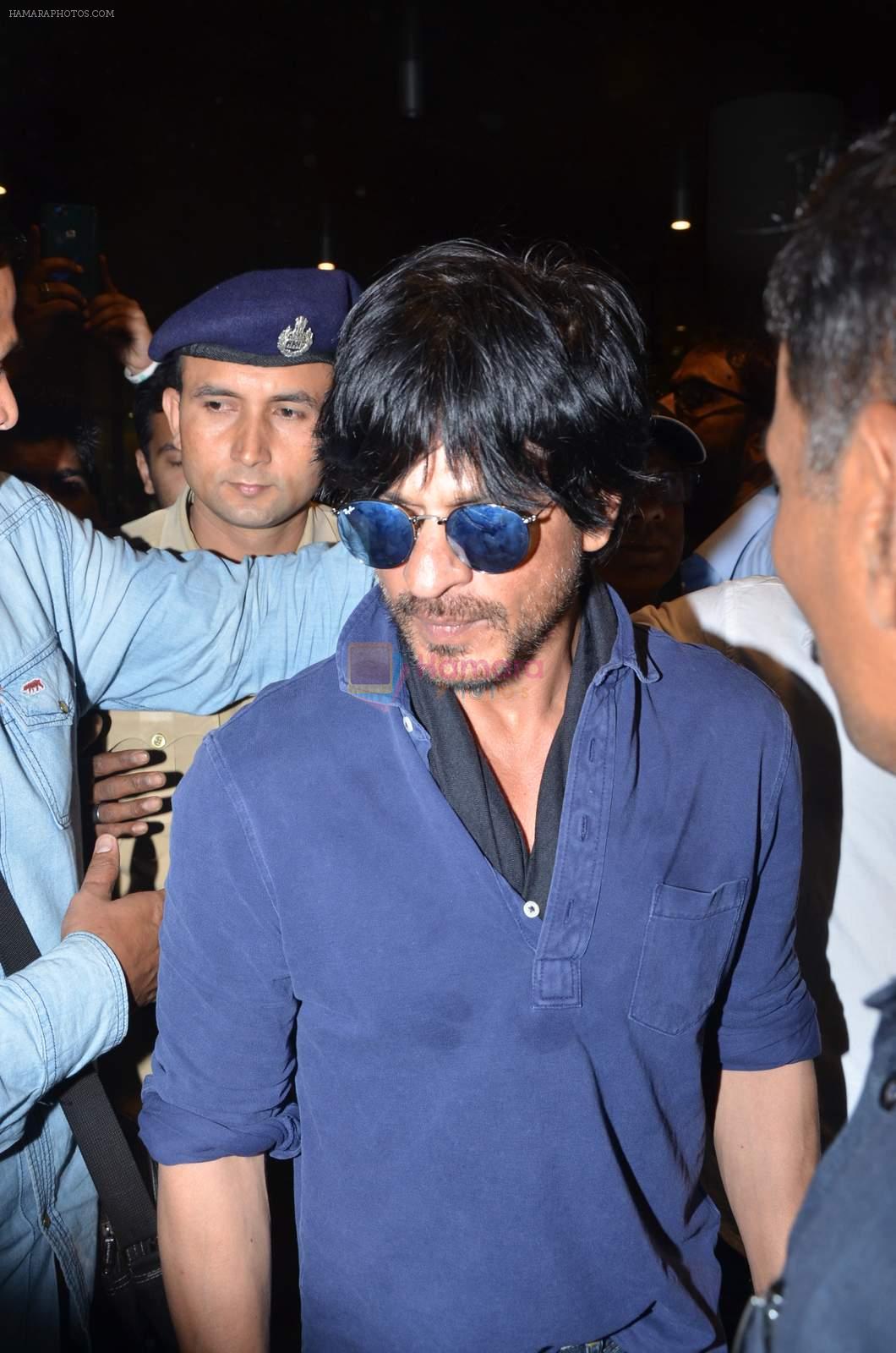 Shahrukh Khan snapped at airport on 2nd Jan 2016