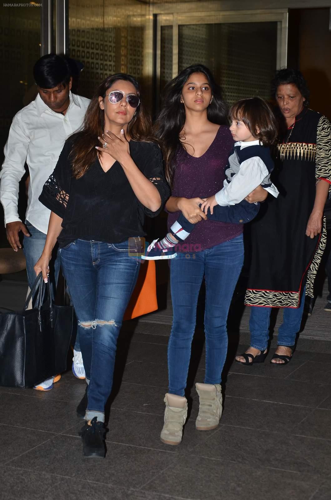 Gauri Khan snapped at airport on 2nd Jan 2016