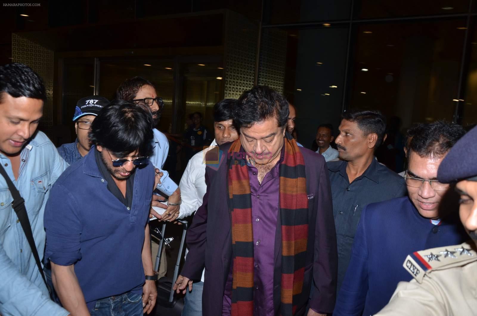 Shahrukh kHan, Shatrughan Sinha snapped at airport on 2nd Jan 2016