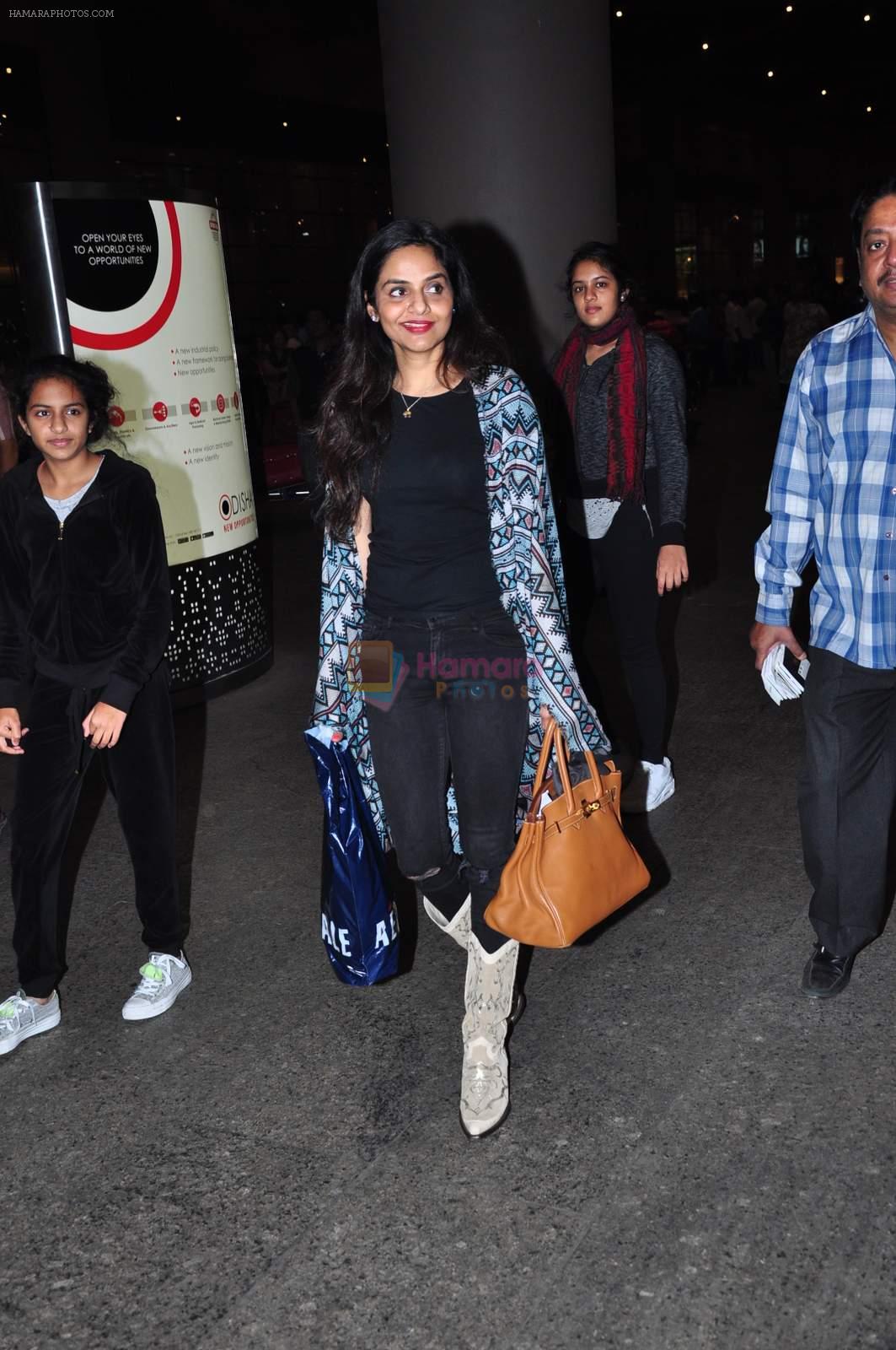 Madhoo Shah snapped at airport on 2nd Jan 2016