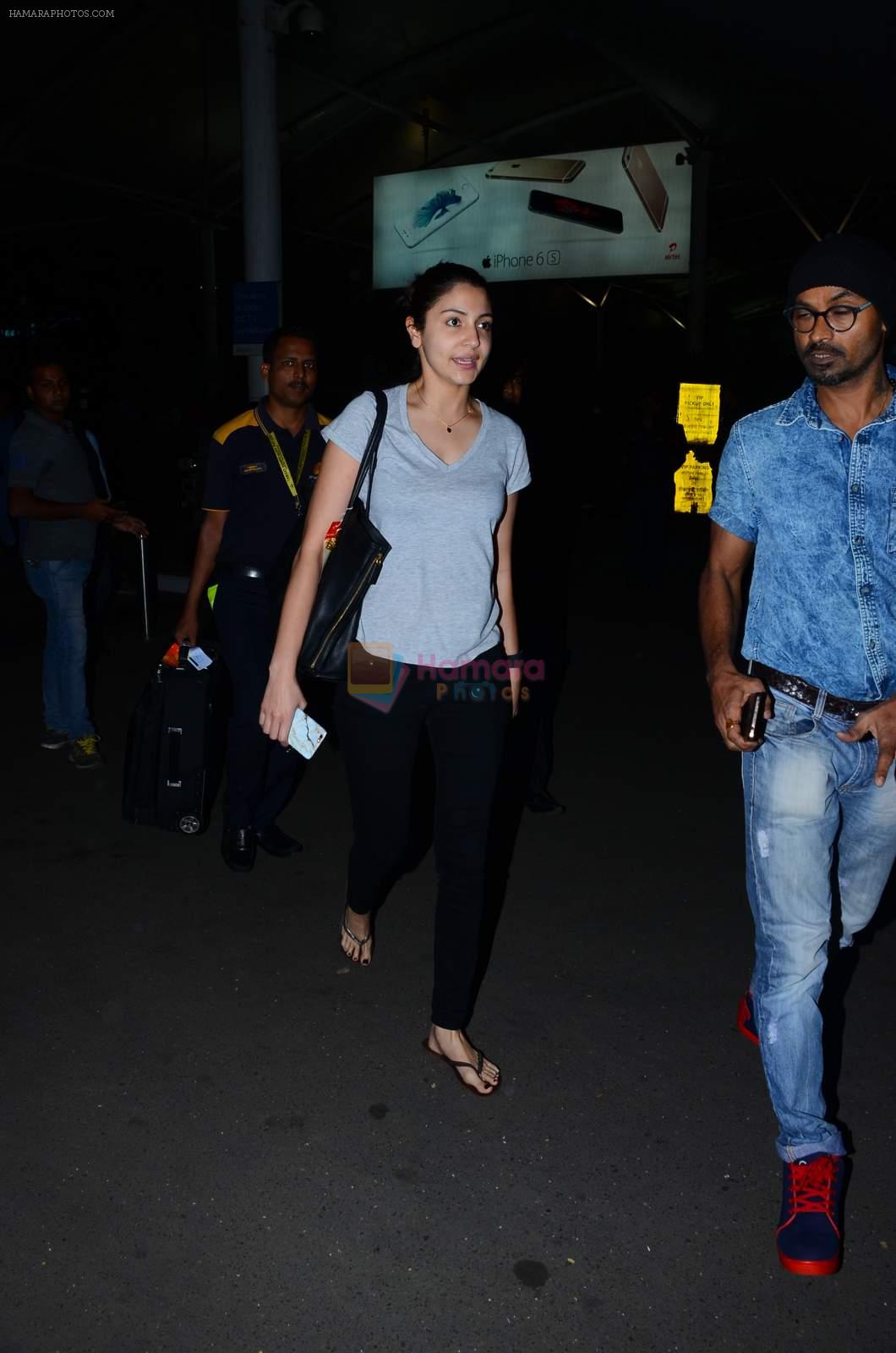 Anushka Sharma snapped at airport on 2nd Jan 2016