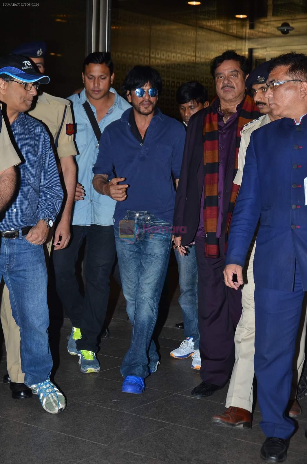 Shahrukh Khan, Shatrughan Sinha snapped at airport on 2nd Jan 2016