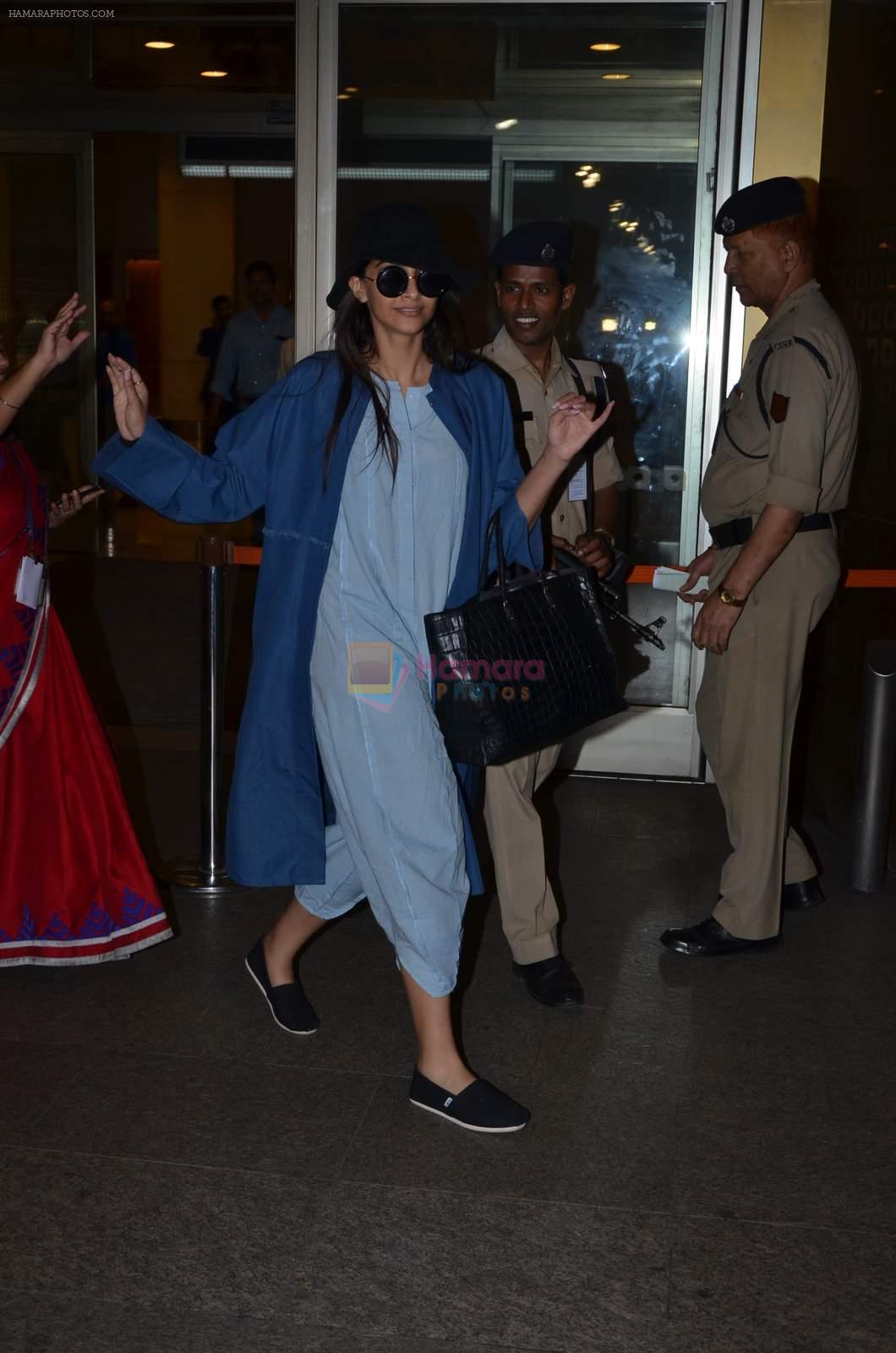 Sonam Kapoor snapped at airport on 2nd Jan 2016