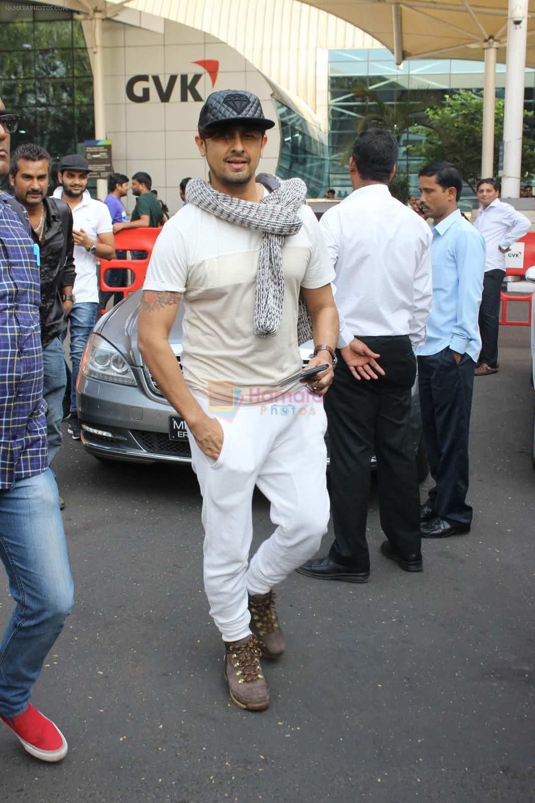 Sonu Nigam snapped at airport on 4th Jan 2016