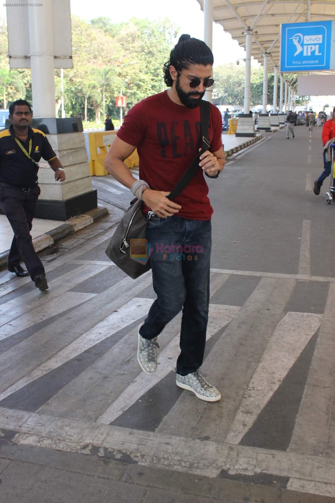 Farhan AKhtar snapped at the airport on 5th Jan 2016