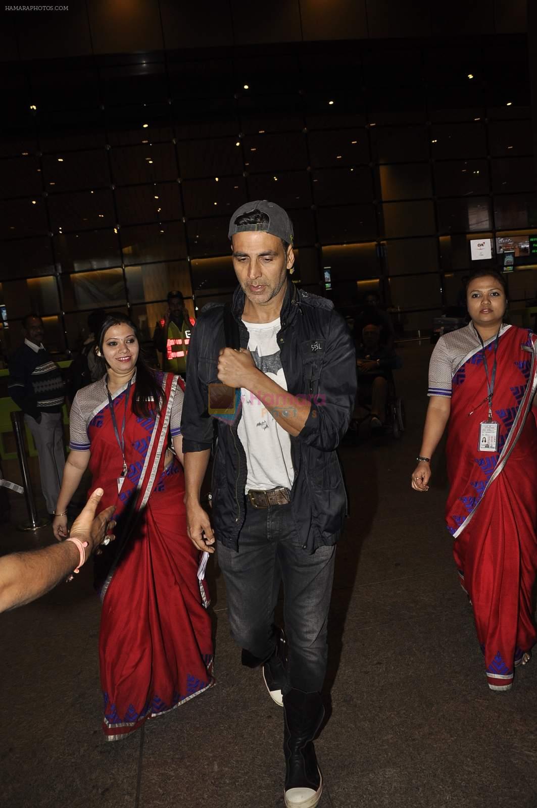 Akshay Kumar snapped at International airport on 7th Jan 2016