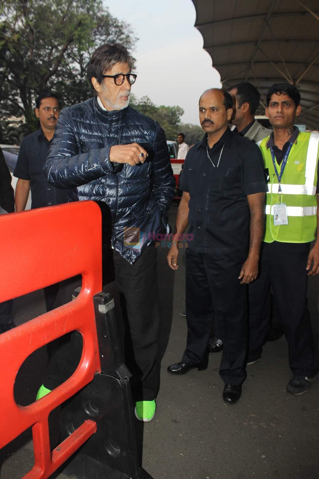 Amitabh Bachchan snapped at airport on 8th Jan 2016