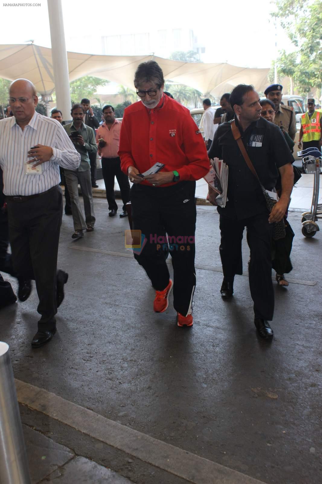 Amitabh bachchan snapped at airport on 10th Jan 2016