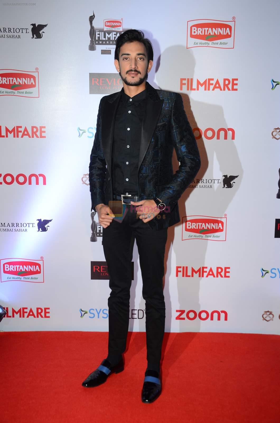 at Filmfare Nominations red carpet on 9th Jan 2016