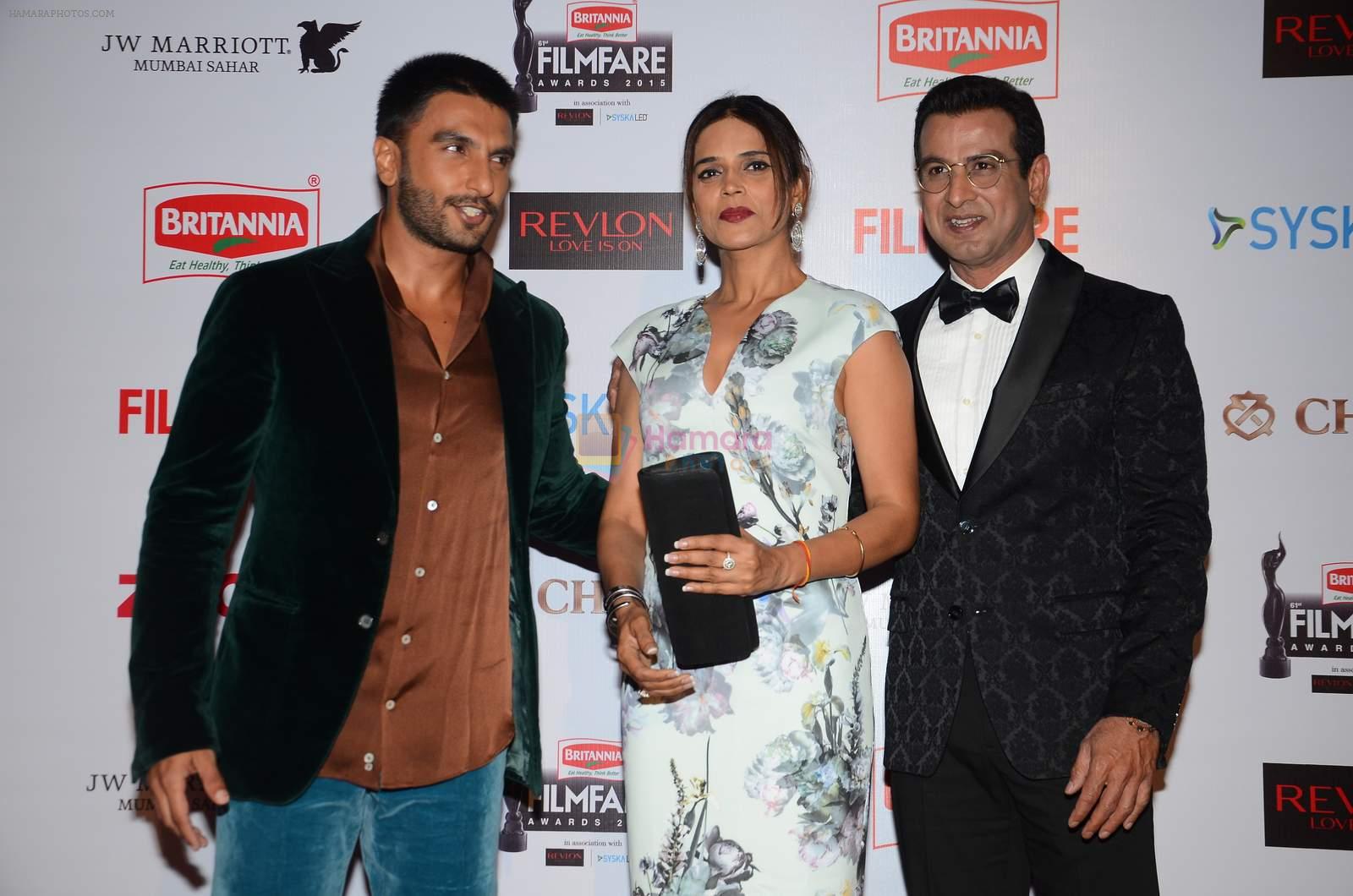 Ranveer Singh, Ronit Roy at Filmfare Nominations red carpet on 9th Jan 2016