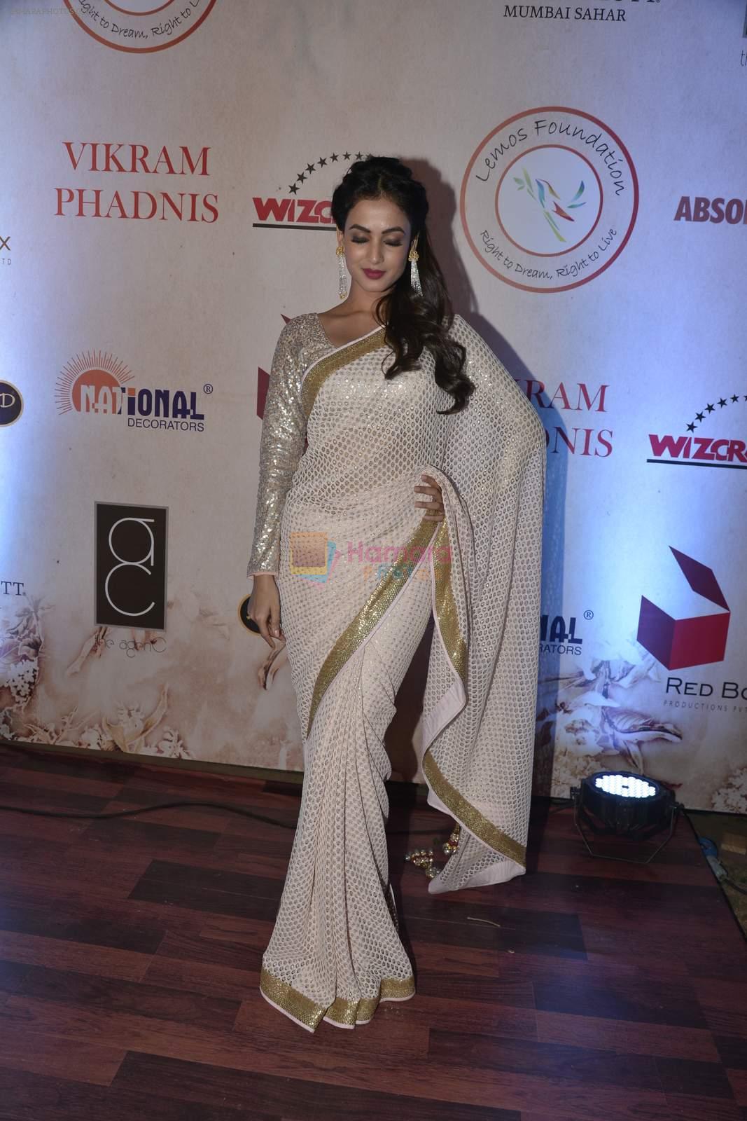 Sonal Chauhan at Vikram Phadnis 25 years show on 16th Jan 2016