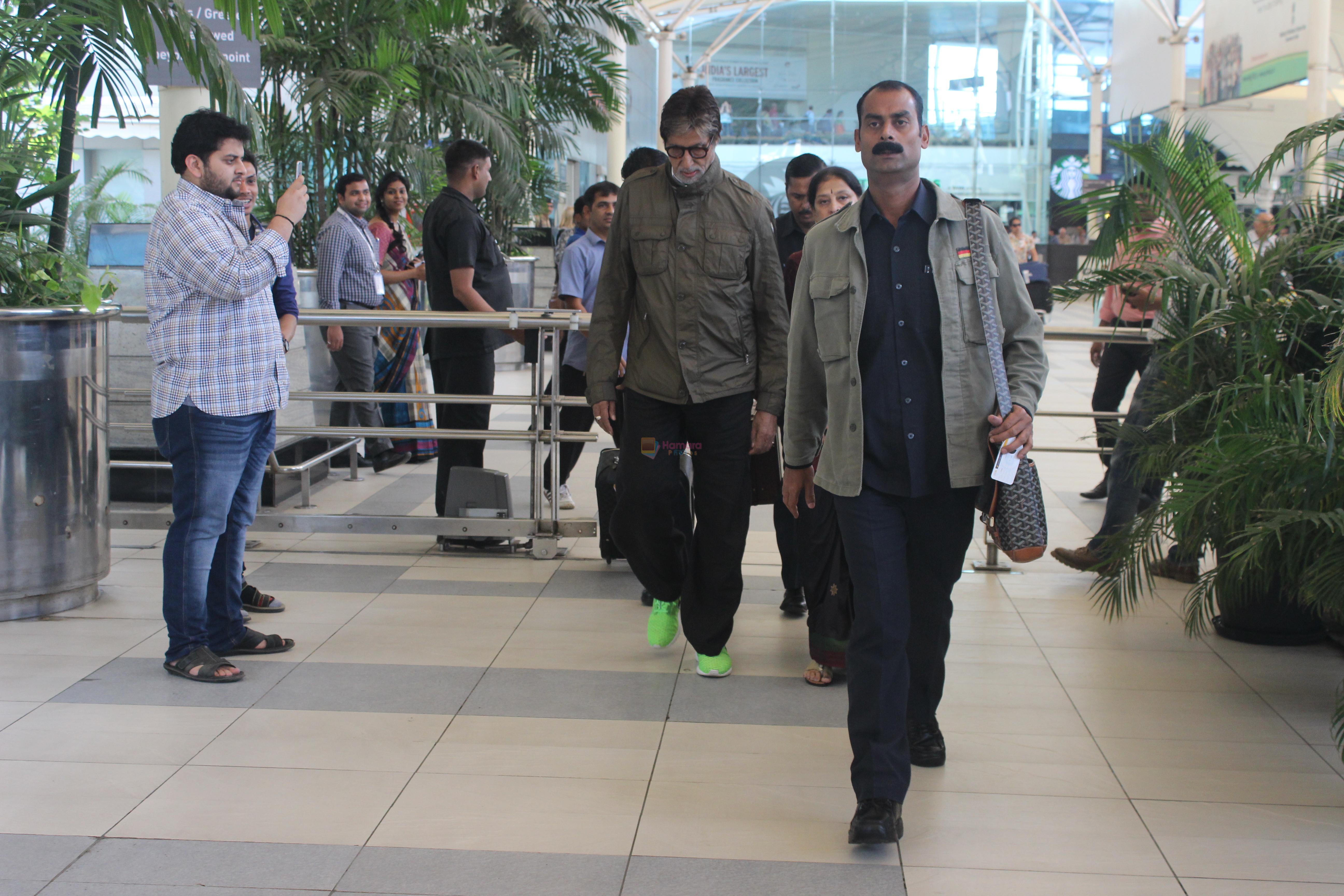 Amitabh Bachchan snapped at the airport on 15th Jan 2016