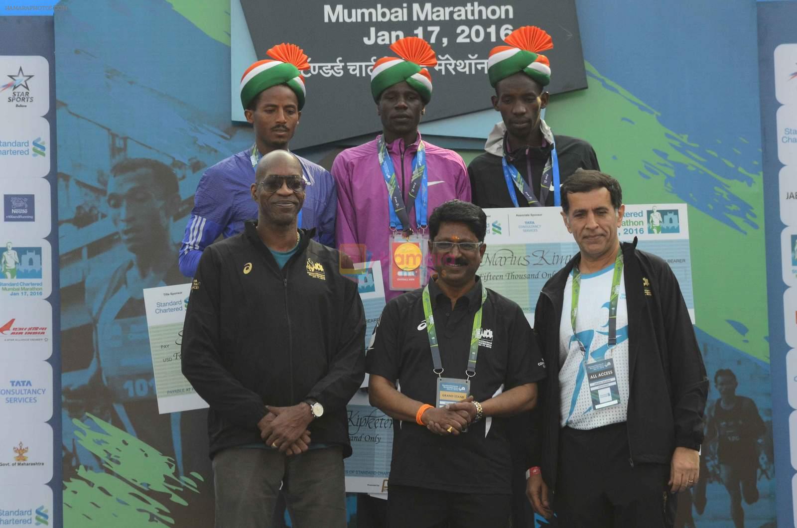 at Mumbai marathon on 17th Jan 2016