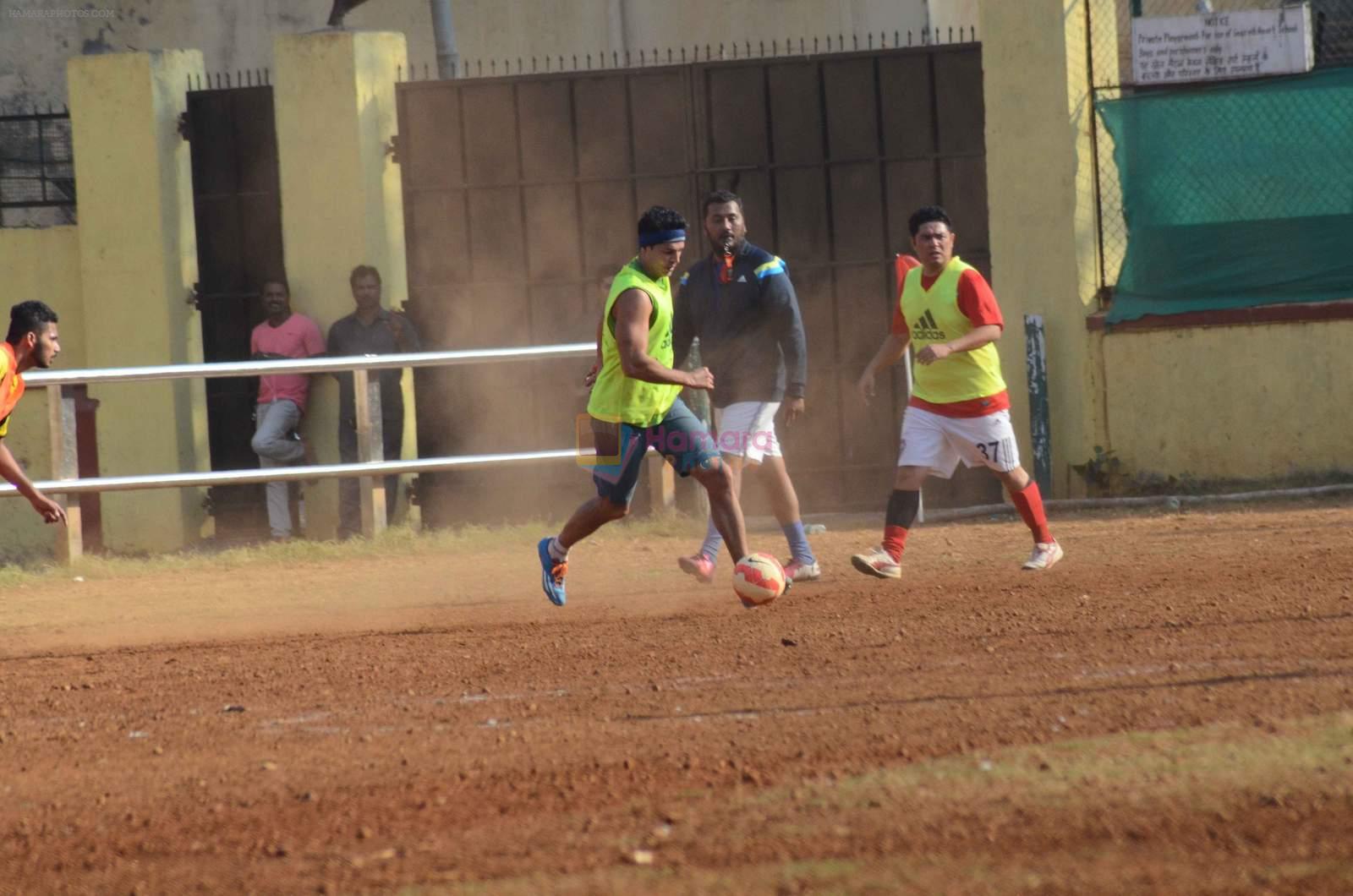 Arjun Kapoor snapped in action at soccer match on 18th Jan 2016