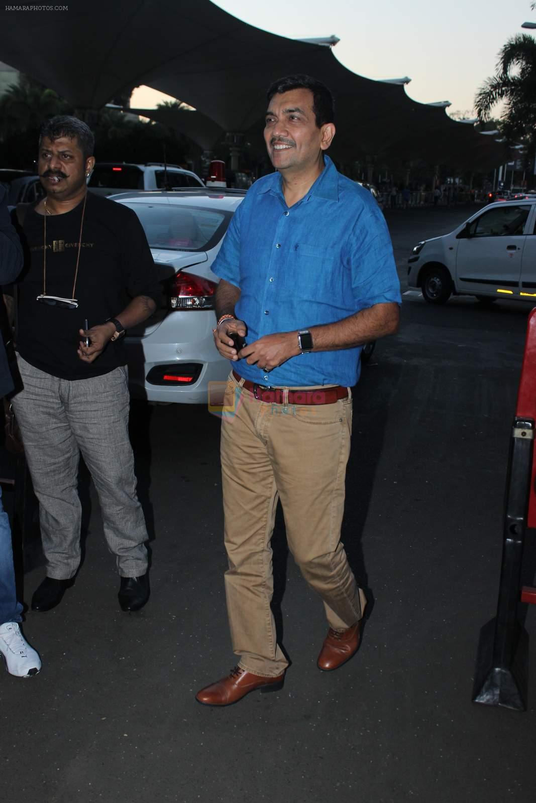Sanjeev Kapoor snapped at Airport on 19th Jan 2016